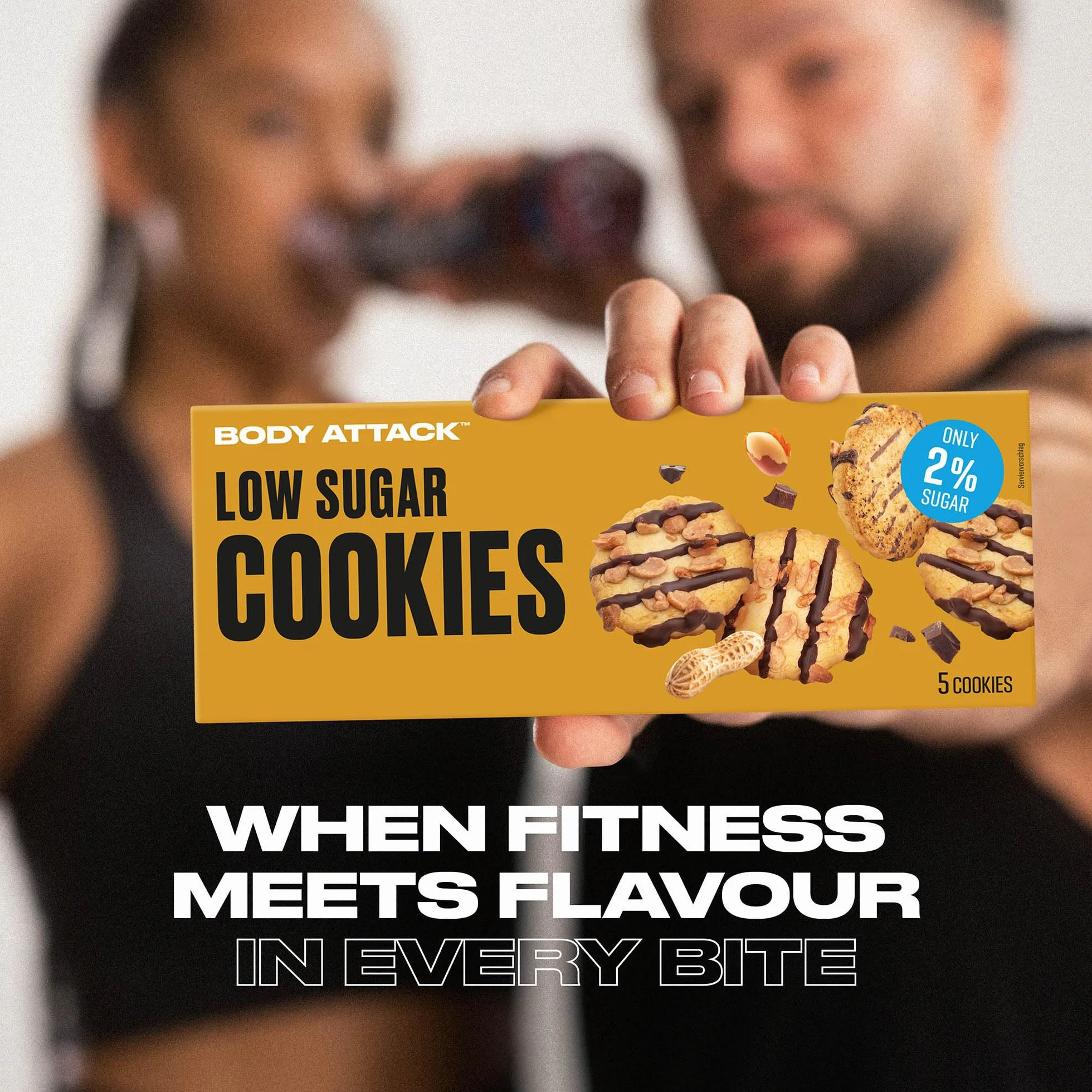 BODY ATTACK LOW SUGAR COOKIES - Czekoladowy chip, 130 g, pyszne odmiany z niewielką ilością cukru lub bez cukru, ciasteczka z białkiem, bogata w białko, przekąska o niskiej zawartości cukru, bez