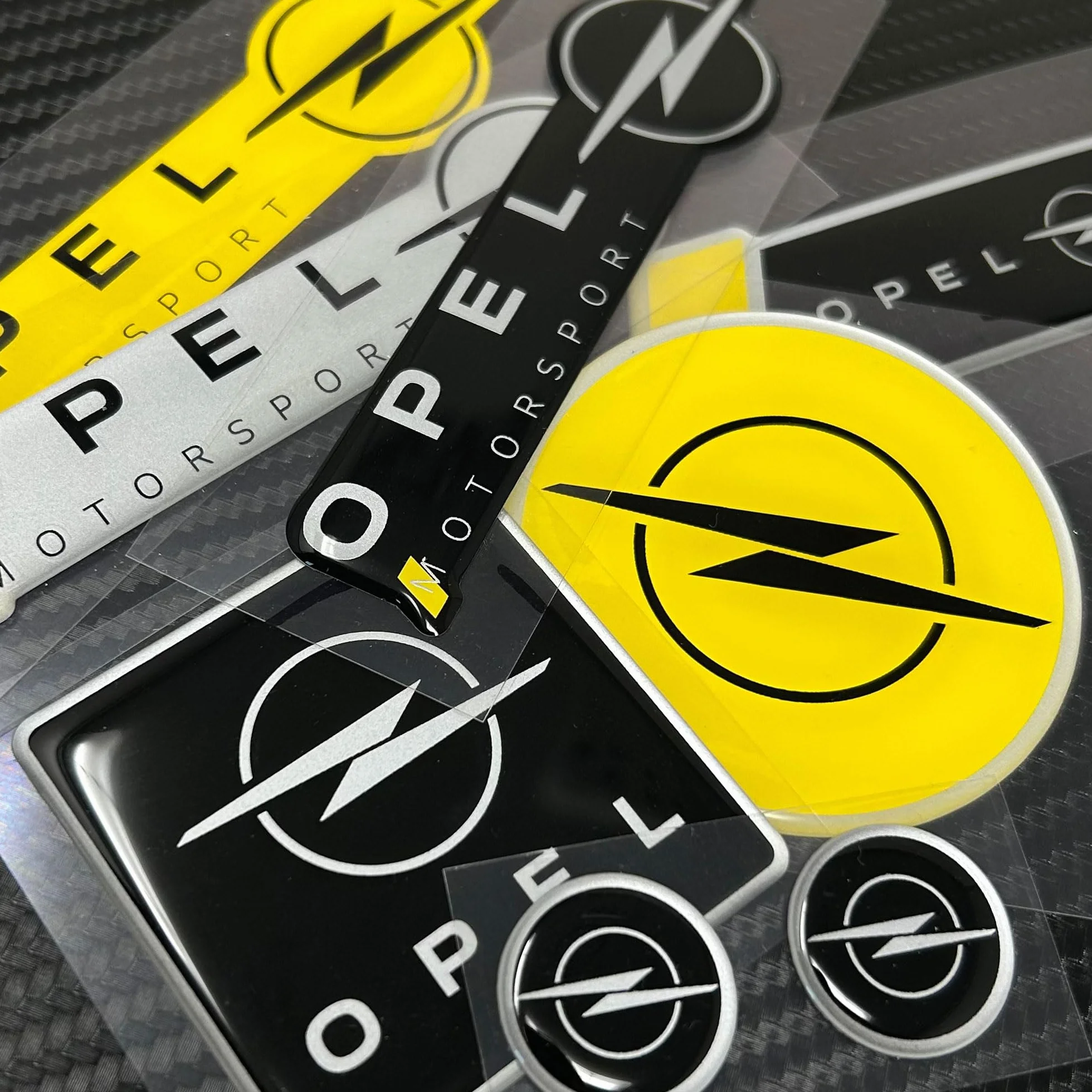 4R Quattroerre.it Naklejka 3D Emblemat, Kompatybilna z Opel Motorsport, Licencjonowany Produkt, Czarny i Żółty, 30 x 80 mm