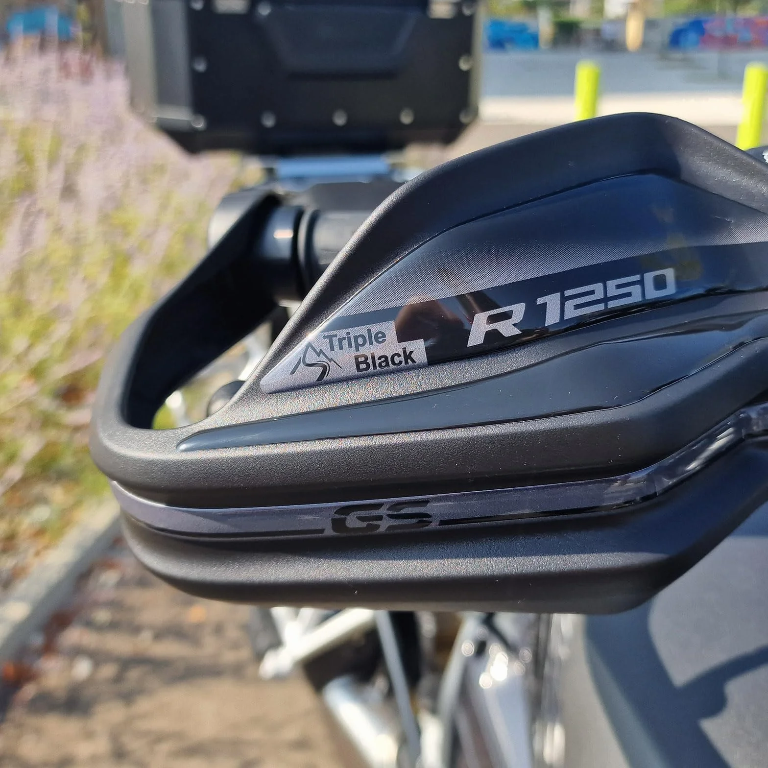 Resin Bike naklejki moto kompatybilne z BMW R 1250 GS - GS Adventure Triple Black 2021-2024. Ochrona osłon d?oni motocykla przed uderzeniami i zadrapaniami. Naklejka 3D z żywicy
