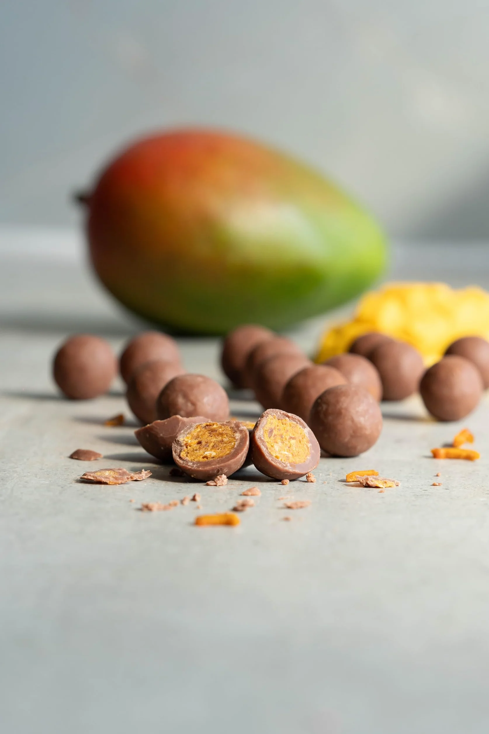 CO COA Mango w kremowej czekoladzie BIO 70g – Bezcukrowe słodycze dla wegan, gorąca czekolada z prebiotykami, czekolada bez cukru, bez laktozy, GMO i oleju palmowego – Wegańska BIO przekąska