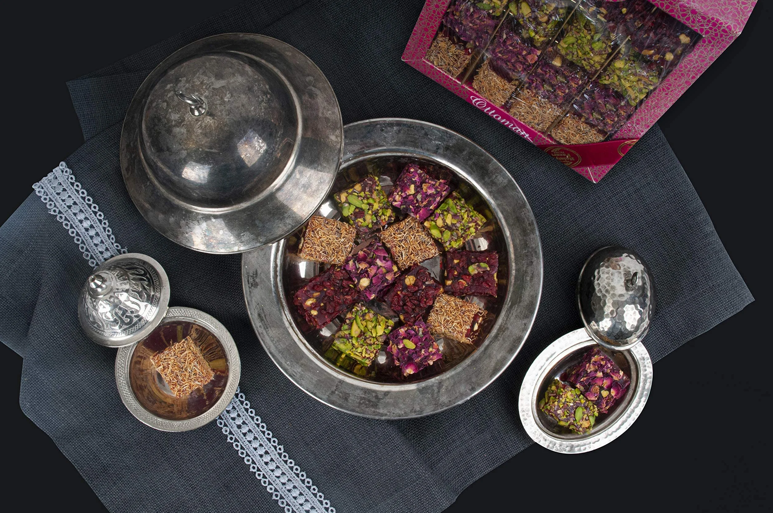 Palanci | Vegan Sweets Turkish Delight Cube 490 gr. | Kosz na słodycze | Premium Lokum od 1870 roku | Pudełko prezentowe Turkish Delight | wegańskie | słodycze halal z pistacjami, granat Kadayif |