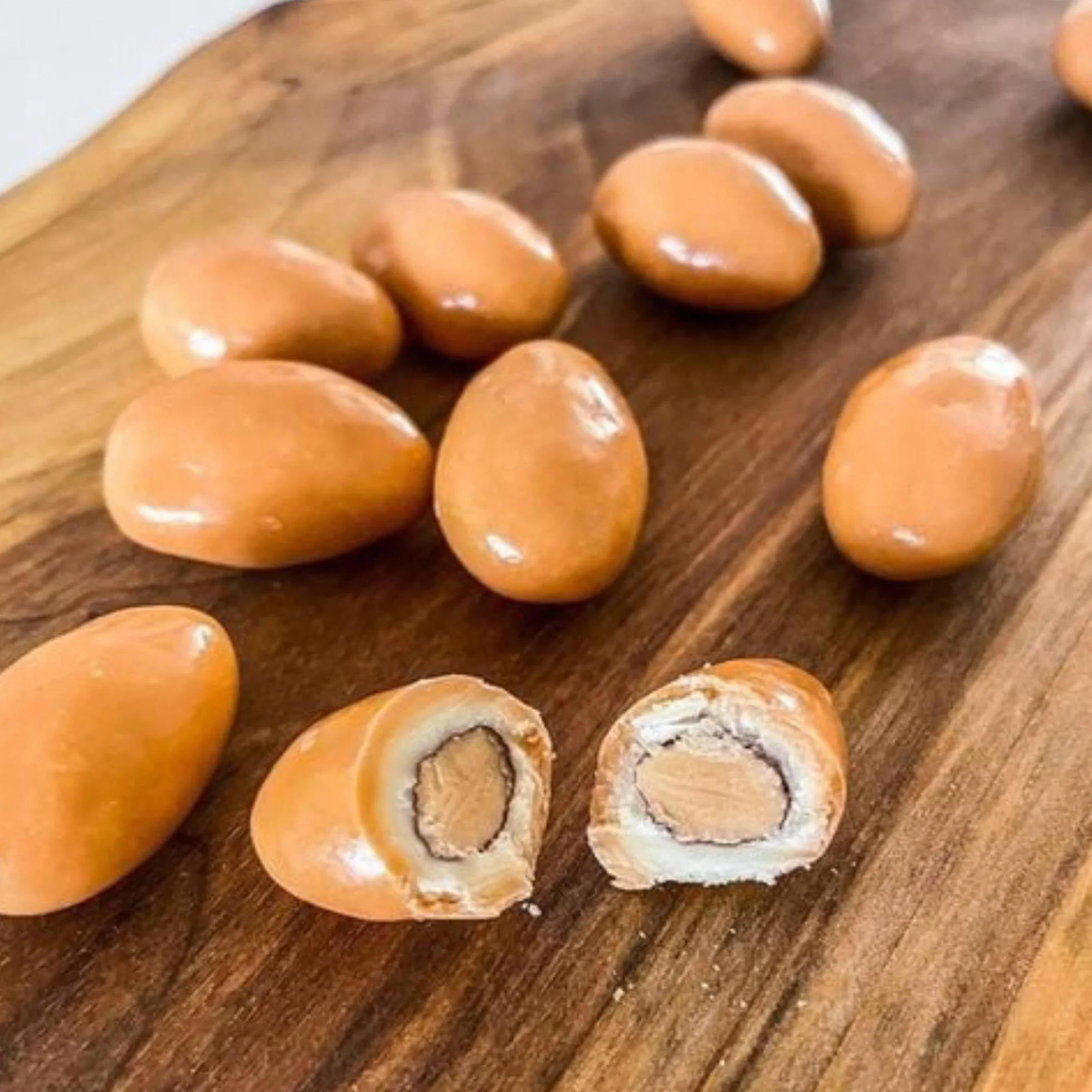 HiFood migdały w białej czekoladzie z solonym karmelem 500 g, słodko słona przekąska, chrupiąca przekąska, duże opakowanie, zapas dla rodziny i gości