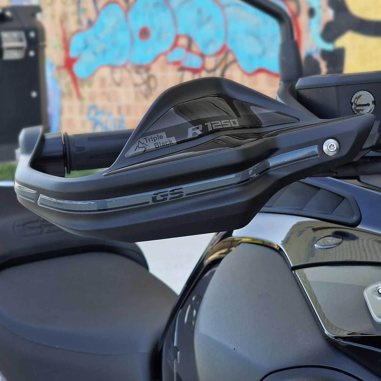 Resin Bike naklejki moto kompatybilne z BMW R 1250 GS - GS Adventure Triple Black 2021-2024. Ochrona osłon d?oni motocykla przed uderzeniami i zadrapaniami. Naklejka 3D z żywicy