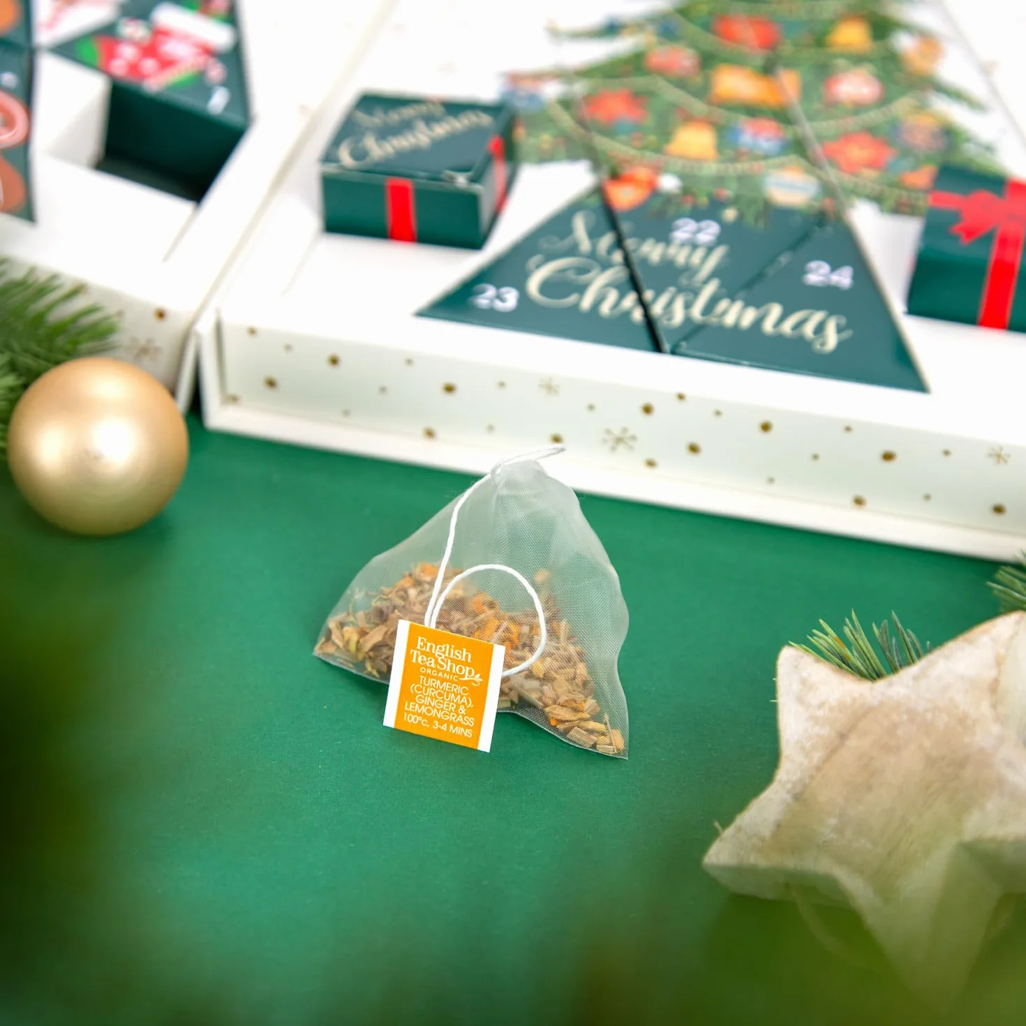 English Tea Shop - BIO Teebuch Kalendarz Adwentowy z Herbatą, 24 x Chai, Herbata Owocowa, Herbata Ziołowa i Atrakcje | Duży Kalendarz Adwentowy w Kształcie Książki z Kompostowanymi Torebkami