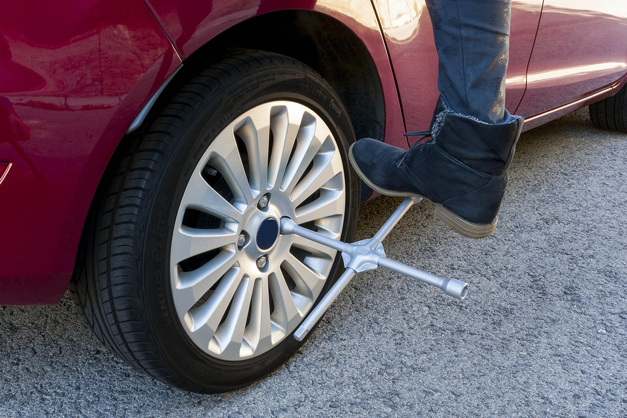 Motorkit Stały klucz krzyżowy do wymiany kół wyprodukowany ze stali węglowej o wysokiej wytrzymałości do nakrętek 17, 19 i 21 mm. Z otworem na adapter nakrętki.