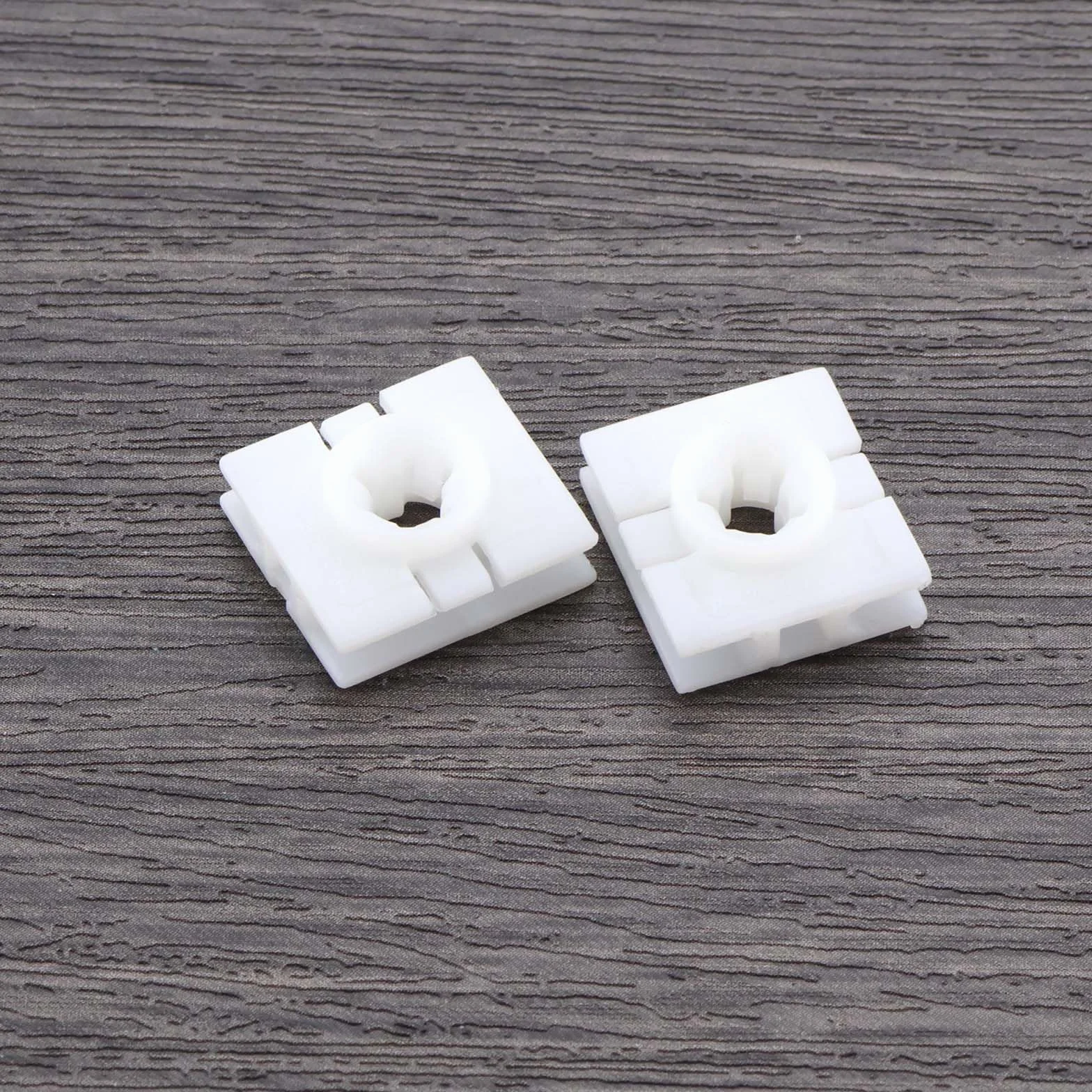 Plastikowe kwadratowe klipsy mocujące z progu bocznego, kompatybilne z Smart Fortwo 451 i kompatybilne z Audi New A4L B9, 20 szt., białe