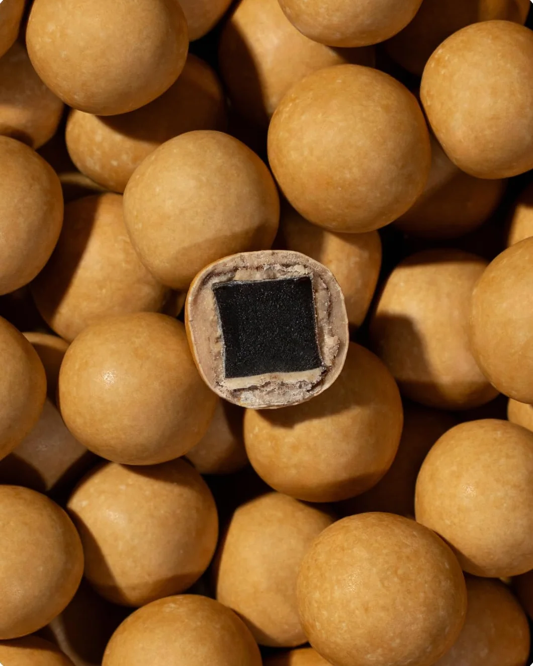 LAKRIDS BY BÜLOW CRISPY KARMEL - 115 g - Lukrecja dla smakoszy w czekoladzie - słodka lukrecja z czekoladą dulce, surową lukrecją w proszku i solą morską