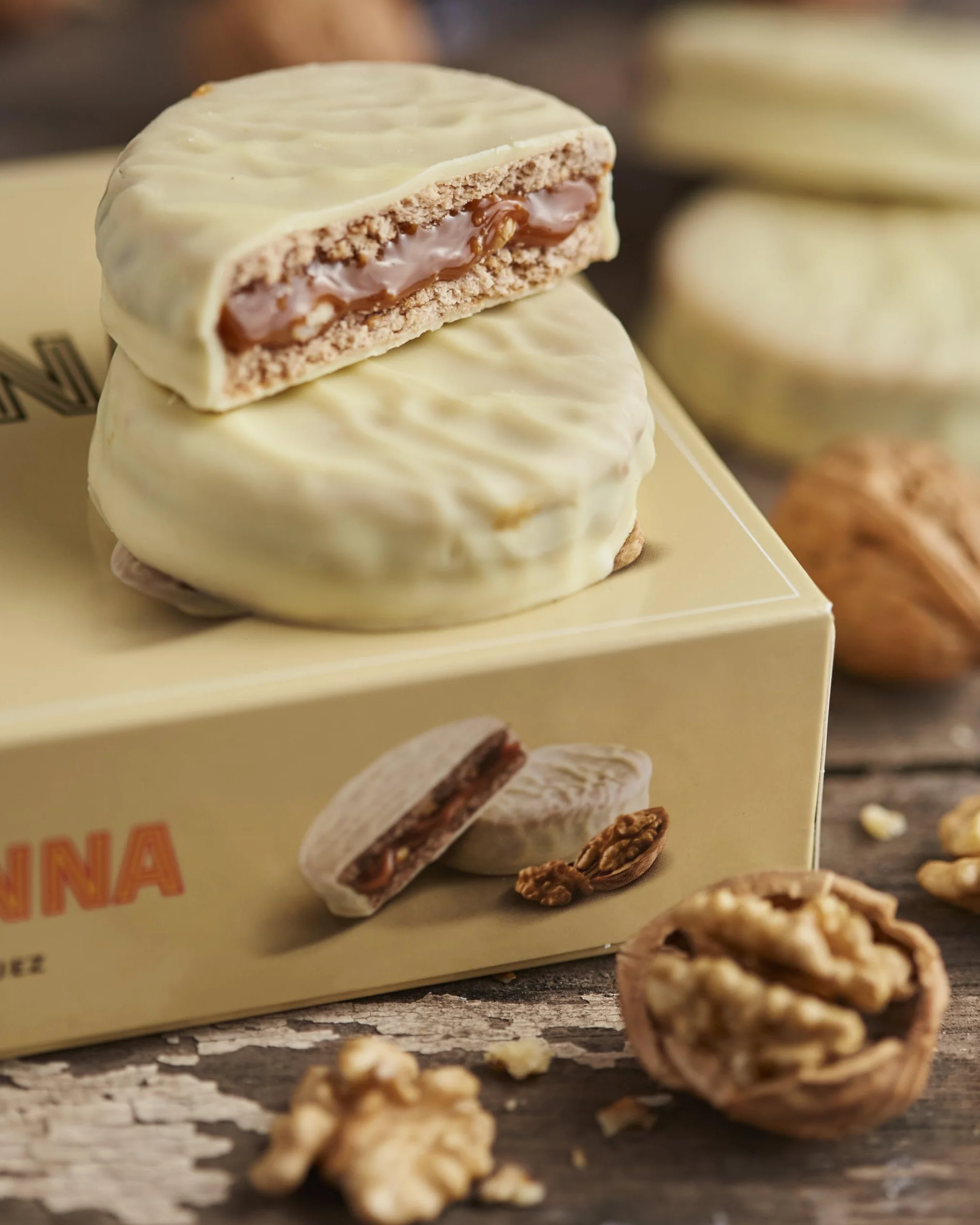 Havanna | Alfajores z orzechami i białą czekoladą | Ciastka z nadzieniem z dulce de leche w polewie | 12 sztuk | 660 g