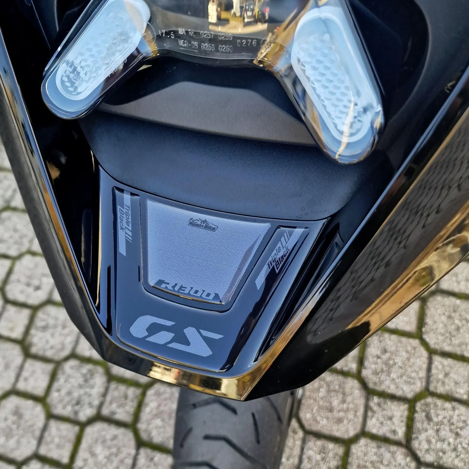 Resin Bike naklejki moto kompatybilne z BMW R 1300 GS Triple Black 2023-2025. Ochrona przedniego wzmocnienia przed uderzeniami i zarysowaniami. Naklejki żywiczne z efektem 3D, wykonane we Włoszech