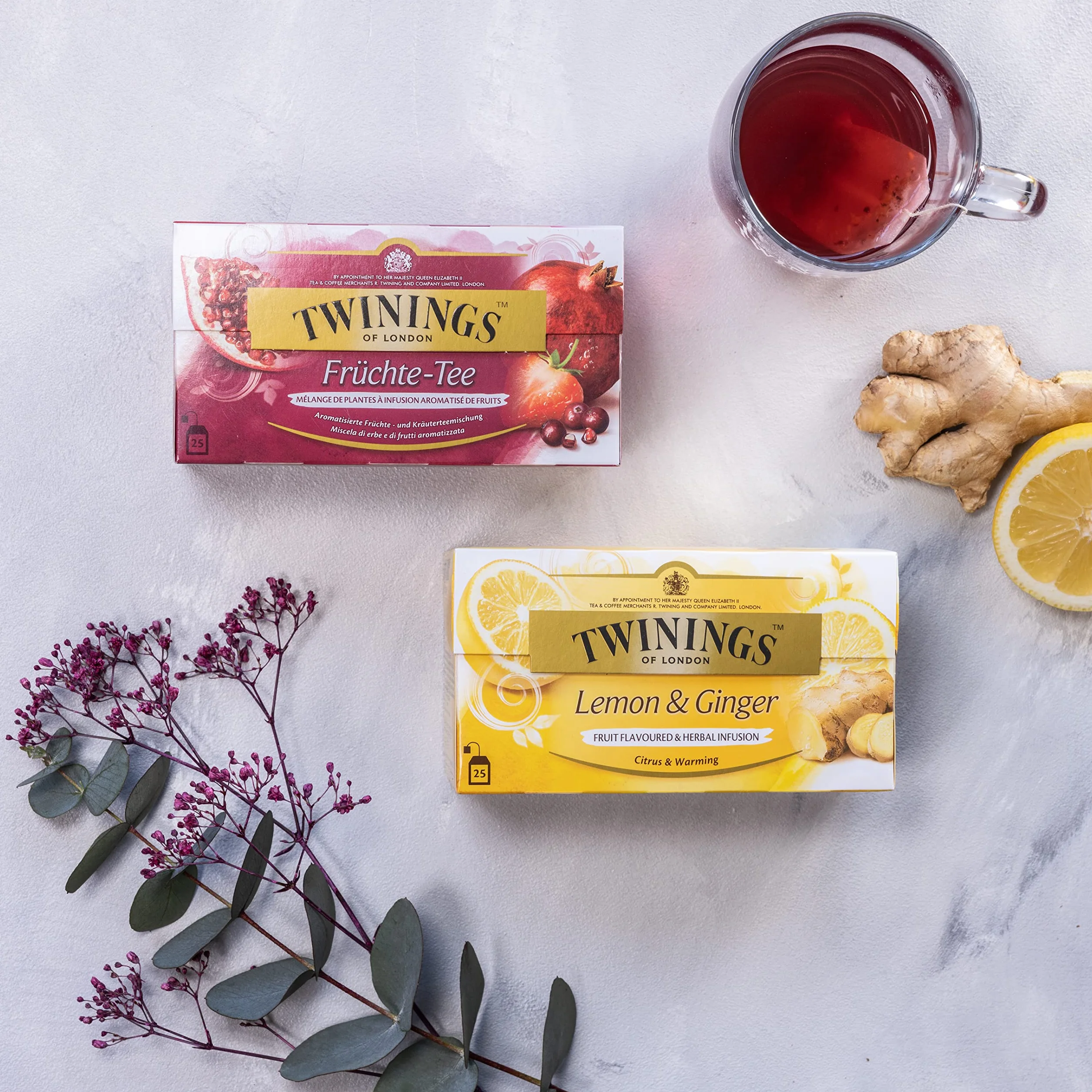 Twinings Herbata z cytryny i imbiru to pikantna mieszanka o smaku cytrynowo-imbirowym, która wprawi Cię w nastrojowy nastrój. 25 saszetek 1,5 g, 37,5 g, 3 szt. (3 x 38 g).