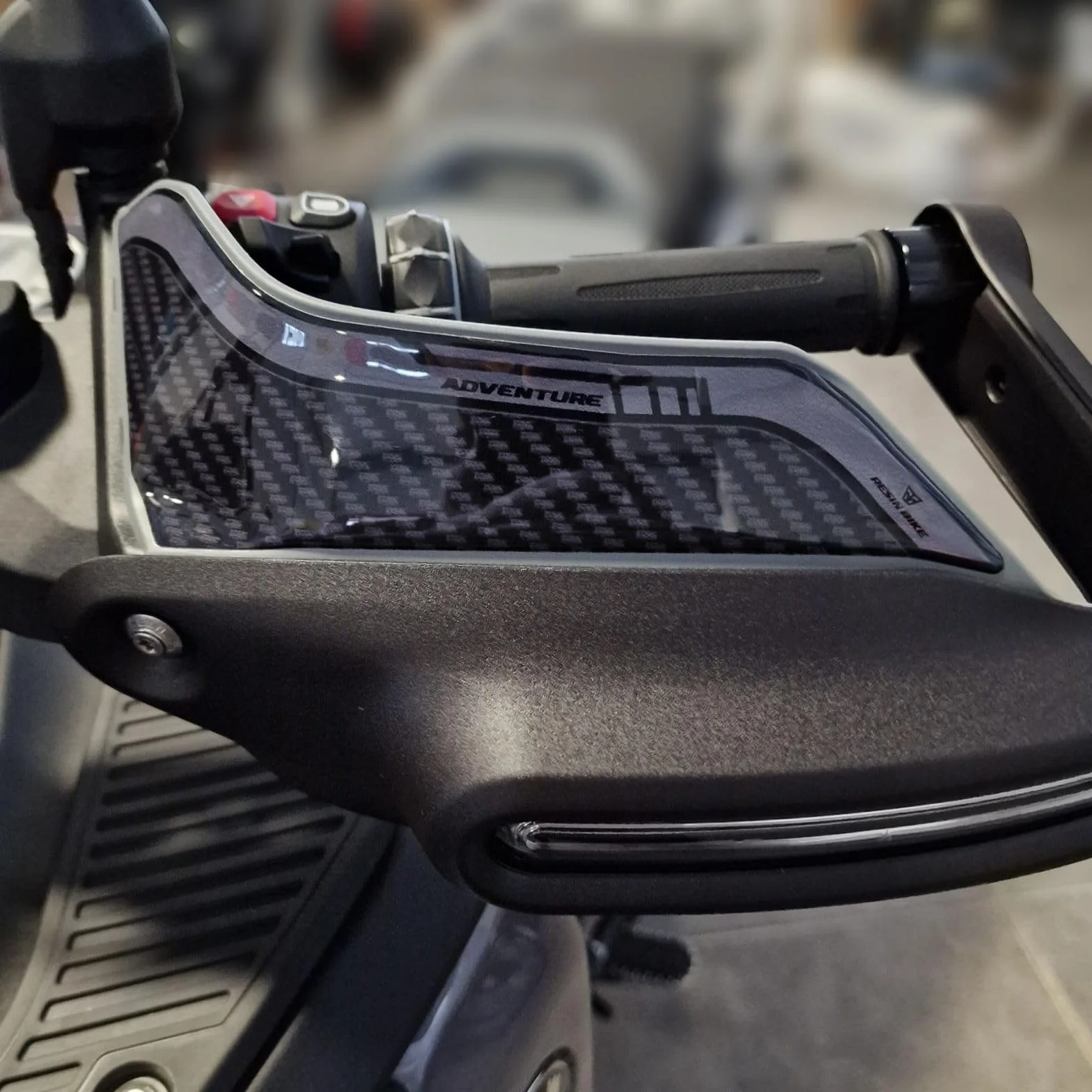 Resin Bike Naklejki kompatybilne z BMW R 1300 GS Adventure Triple Black 2025. Chronią Ochraniacze uchwytów przed uderzeniami i zadrapaniami. Naklejki żywiczne z efektem 3D - wyprodukowane we Włoszech