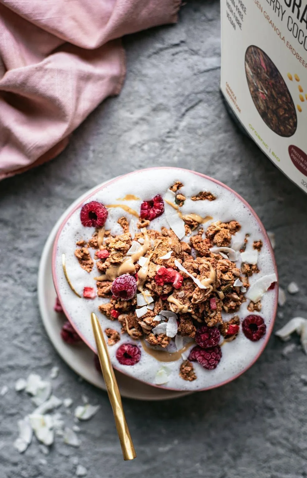 Planet Plant-Based Bio Granola Kichererbsen Truskawkowy kokos 320 g Bez glutenu Proteinreich Vegan Ballaststoff