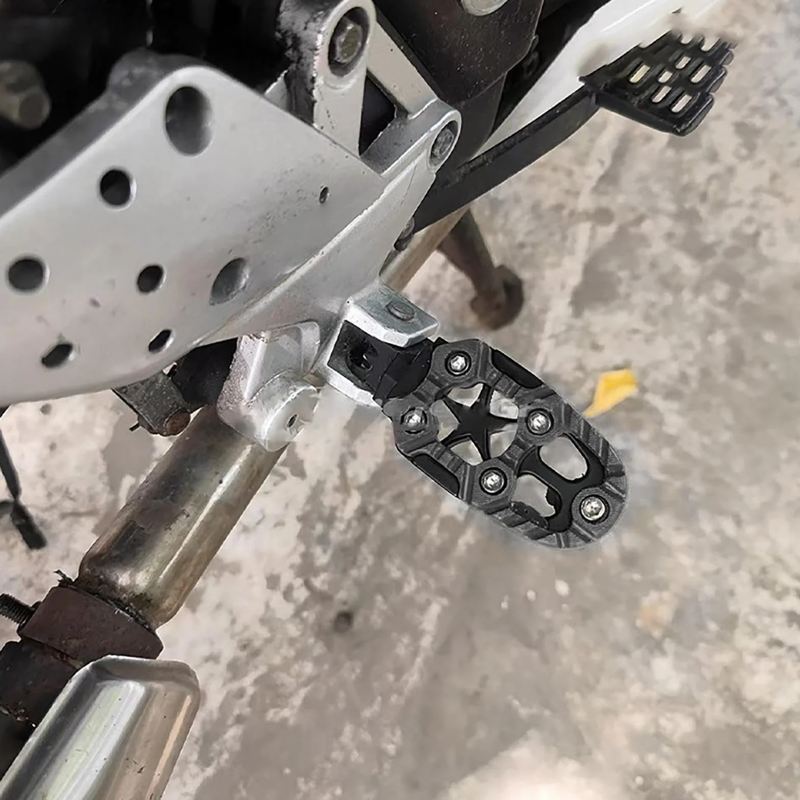 Podnó?ki do motocykli, podnó?ków motocyklowych, antypo?lizgowe tylne peda?y, cz? ?ci do sportów motorowych ze stopu aluminium, nak?adka peda?y do d?ugich podró?y motocyklowych