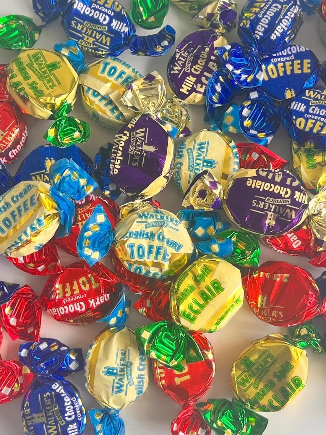 Walkers Różne toffi, czekoladowe eklery, 1 kg, różne toffi, eklery, retro, słodkie, urodziny, szkoła, dzieci, świętowanie, rodzina i przyjaciel, pudełko prezentowe od Kidzkandy