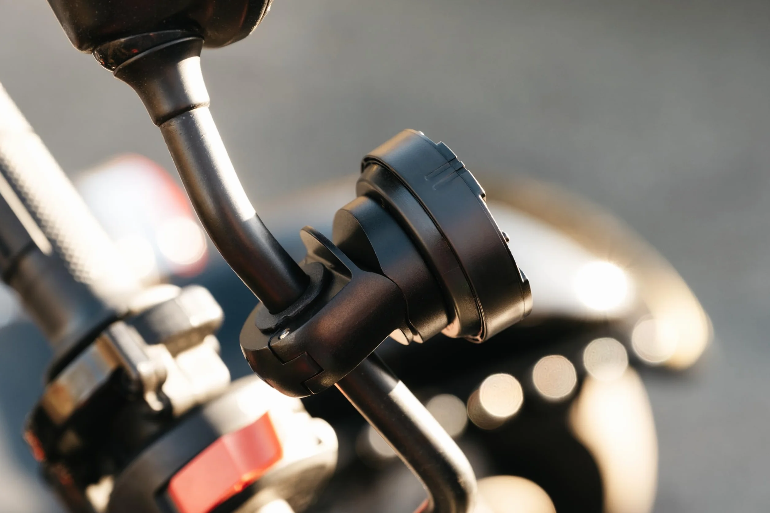 Beeline Moto II Mocowanie lusterka i poprzeczki, regulowany zacisk do motocykli i poprzeczek, trwała metalowa konstrukcja zapewnia bezpieczne dopasowanie do drążków 10–16 mm, kompatybilny z Moto II