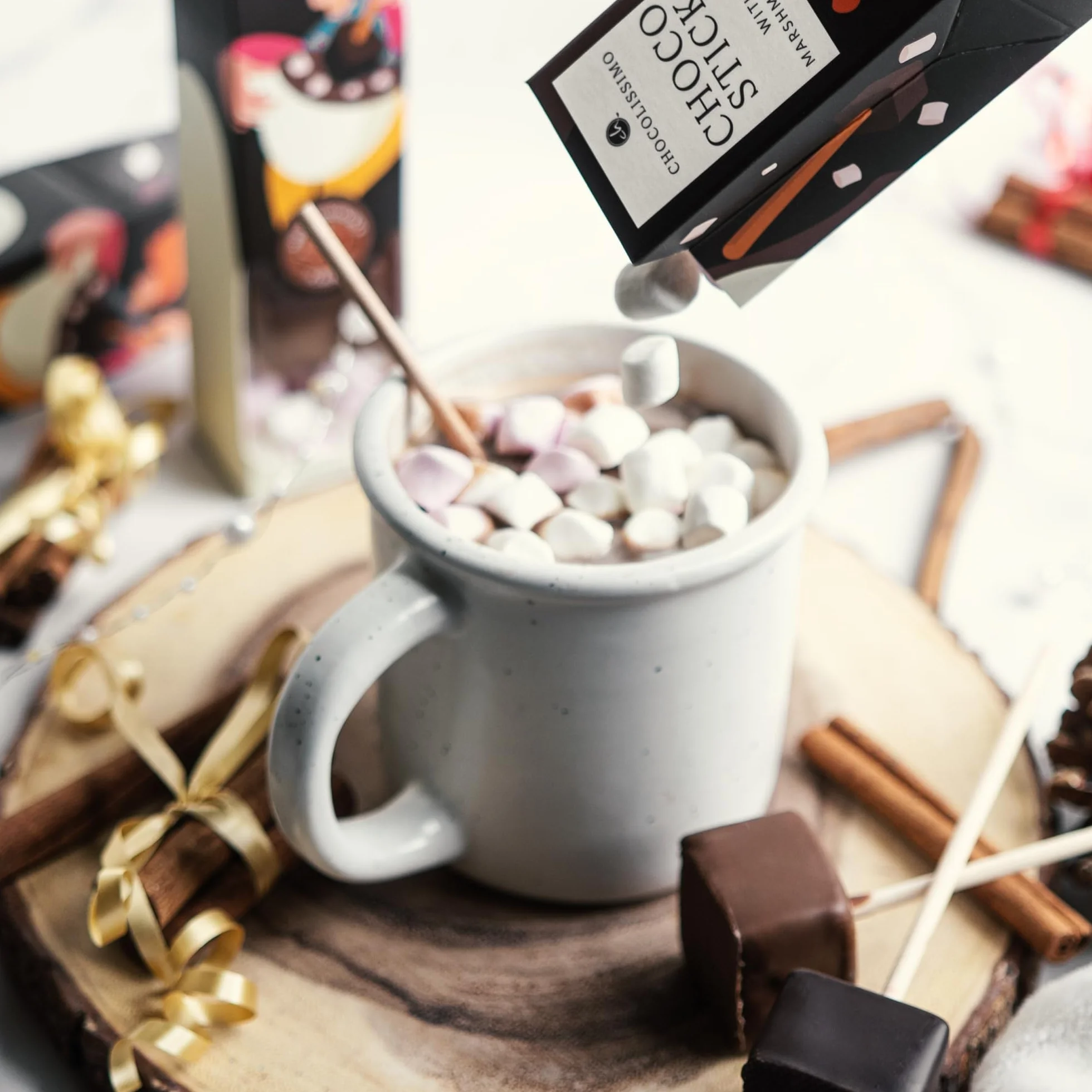 Świąteczny ChocoStick z mlecznej czekolady | czekolada mleczna do rozpuszczenia | prezent bożonarodzeniowy | Święta | Boże Narodzenie | upominek pod choinkę | gorący napój czekoladowy | kakao | kobieta | mężczyzna | słodycze