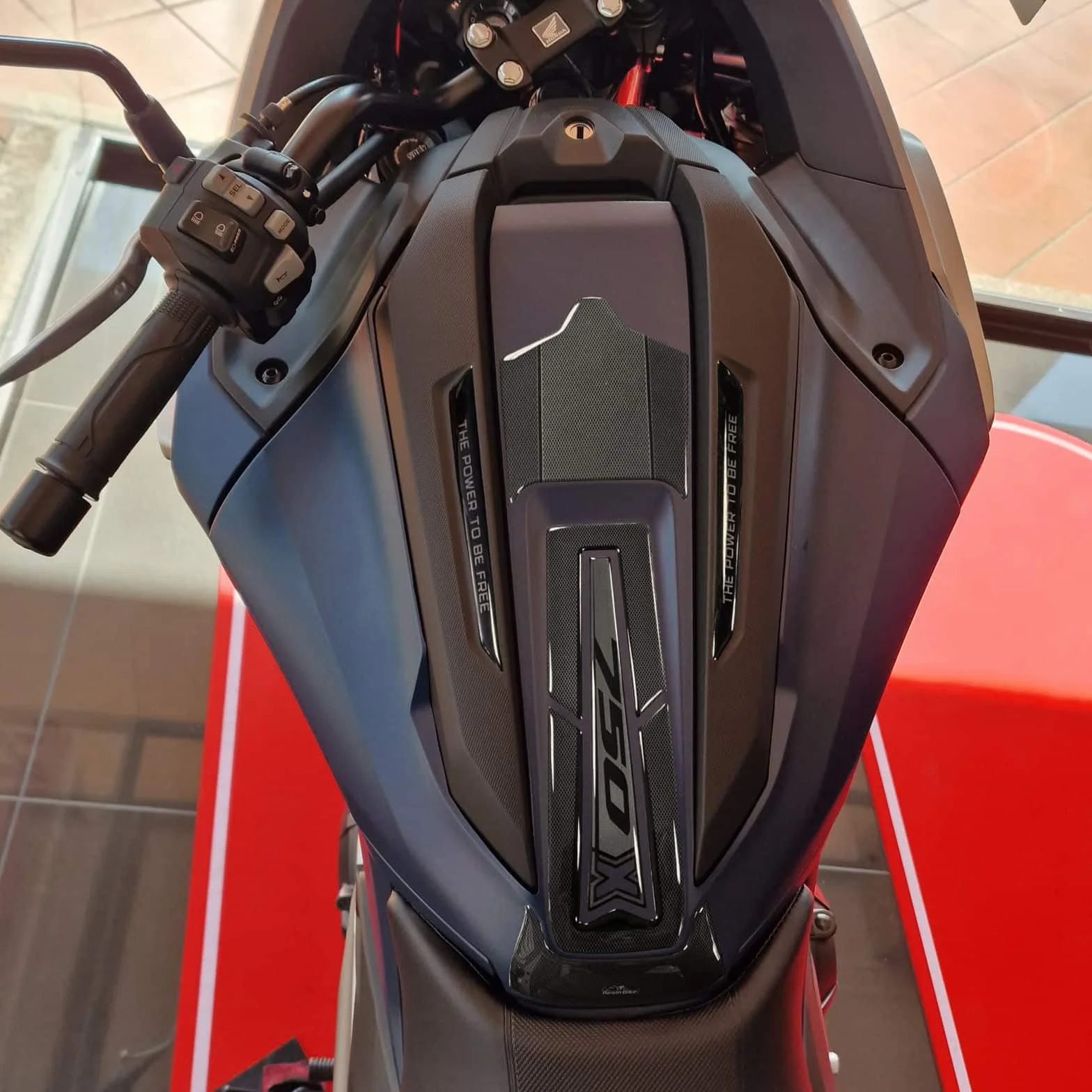 Resin Bike Naklejki Moto kompatybilne z Honda NC750X 2021-2026. Chronią Podkładka zbiornika przed uderzeniami i zadrapaniami. Naklejki żywiczne z efektem 3D - wyprodukowane we Włoszech