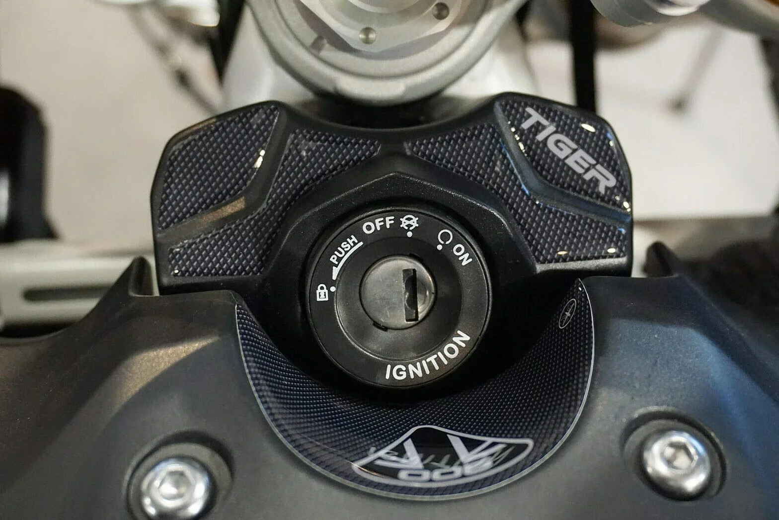 labelbike - Naklejka 3D Motocykl Strefy Kluczyka Zapłonu Ochrona i Dekoracja żywica kompatybilna z Motocyklami Triumph Tiger 900 GT i Rally - kolor karbonowo-czarno-szary