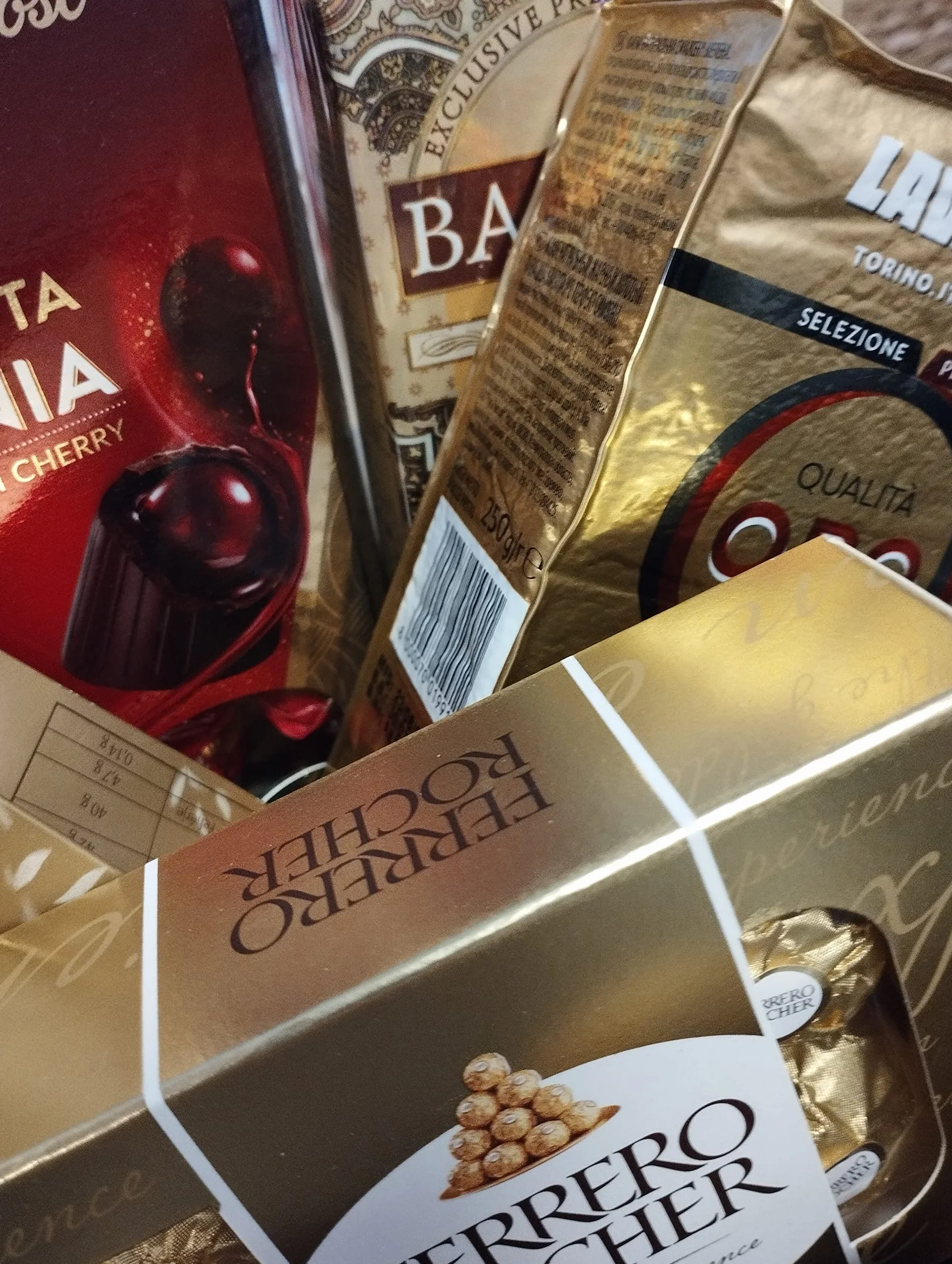 Zestaw prezentowy Golden Kollektion - 5 różnych produktów - 3 pudełka czekolady, ekskluzywna kawa Lavazza i czarna herbata cejlońska Basilur - Ferrero Rocher - dla kobiety - dla mężczyzny
