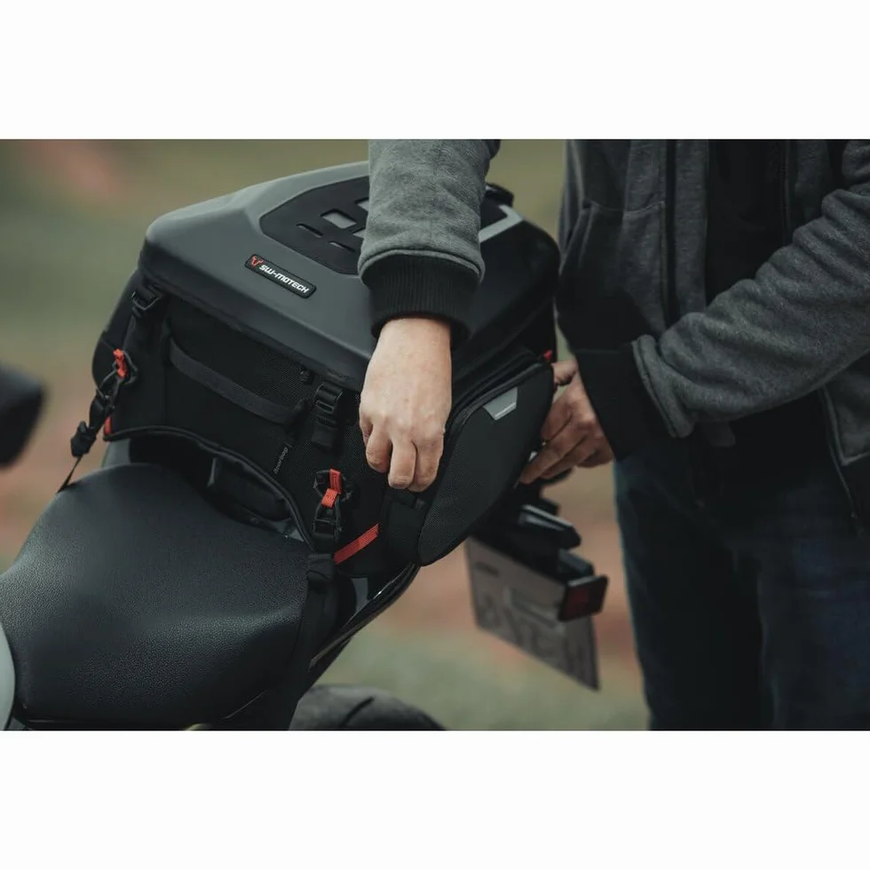 PRO Rearbag Tail Bag 1680D nylon balistyczny. Czarny/antracytowy. 22-34 l.