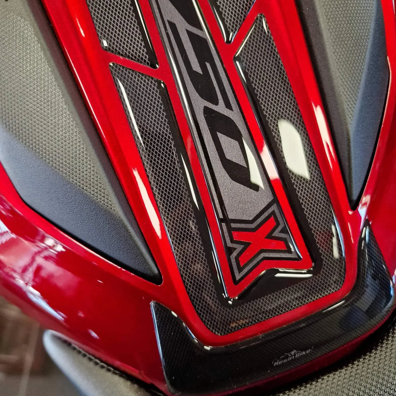 Resin Bike Naklejki Moto kompatybilne z Honda NC750X 2021-2026. Chronią Podkładka zbiornika przed uderzeniami i zadrapaniami. Naklejki żywiczne z efektem 3D - wyprodukowane we Włoszech