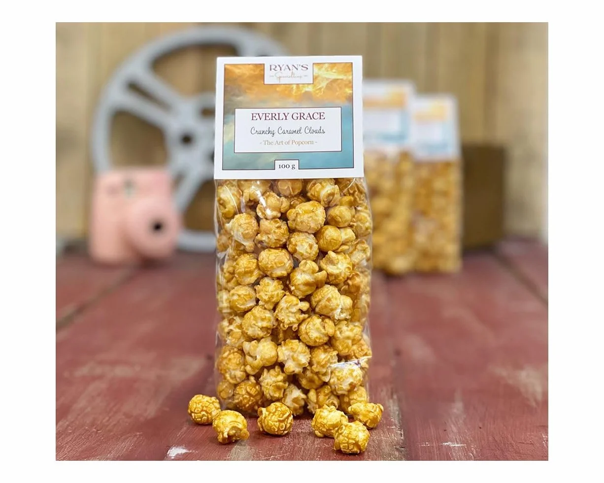 Everly Grace Popcorn – Crunchy Caramel Clouds, 100 g – Chrupiący karmelowy popcorn, ręcznie robiony w naszej manufakturze w Augsburgu, Niemcy