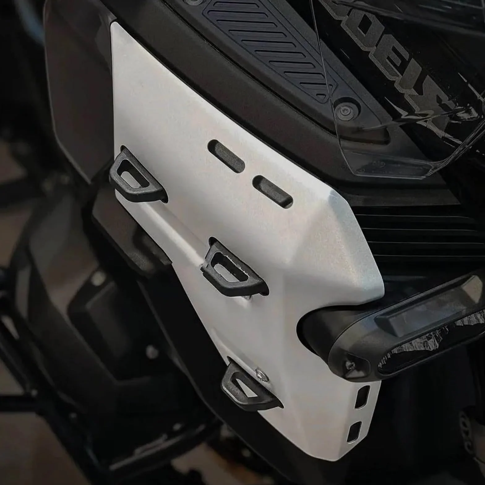 Osłona panelu chłodnicy BMW R1300 GS 2024 2025 Czarna