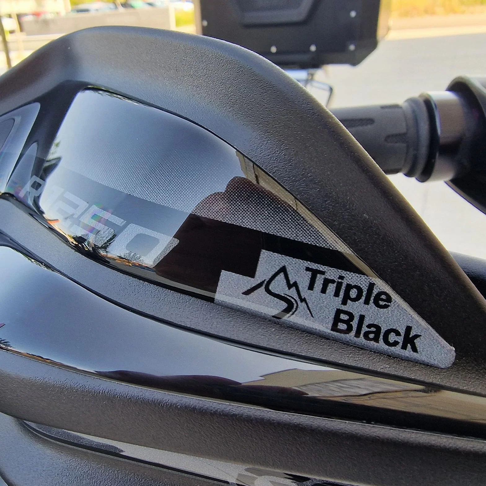 Resin Bike naklejki moto kompatybilne z BMW R 1250 GS - GS Adventure Triple Black 2021-2024. Ochrona osłon d?oni motocykla przed uderzeniami i zadrapaniami. Naklejka 3D z żywicy