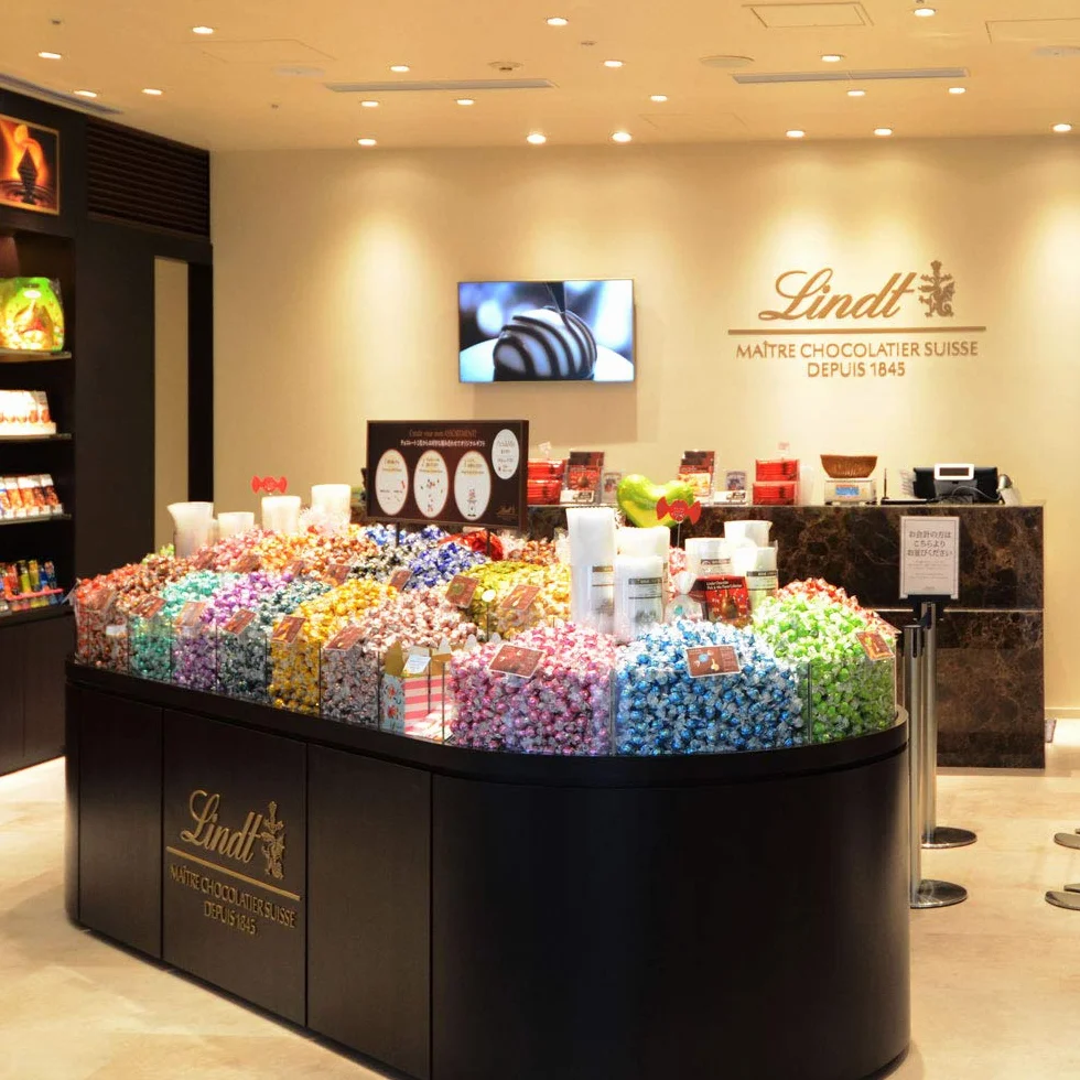 Lindt Czekolada - nugat mini pralinés | 165 g | pudełko na pralinki z 36 pralinkami w 9 wyselekcjonowanych, wykwintnych pralinkach Lindt | prezent czekoladowy | 1 szt
