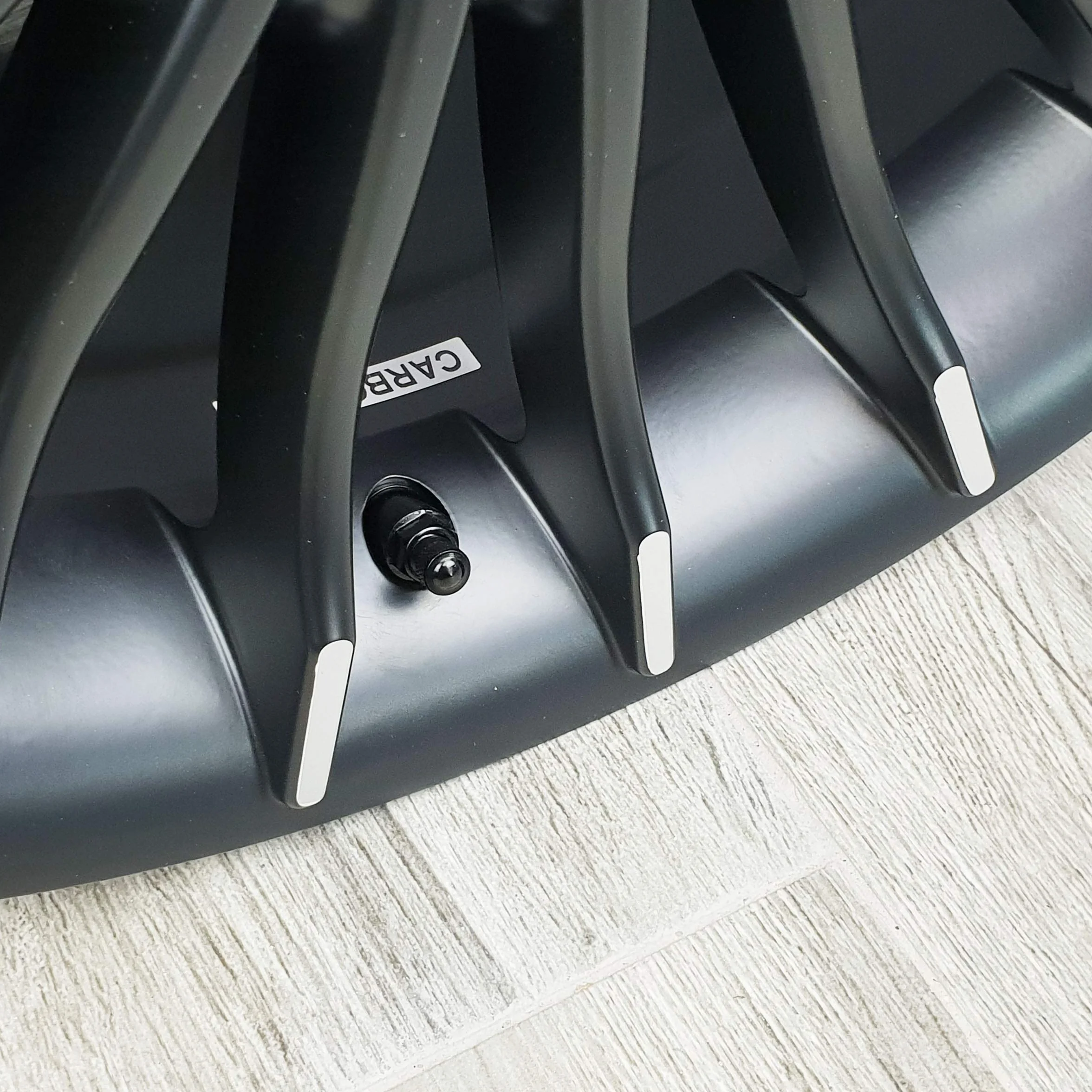 Carbonado Zawory do felg X1 Series Black Edition aluminiowe MS525 4 szt.