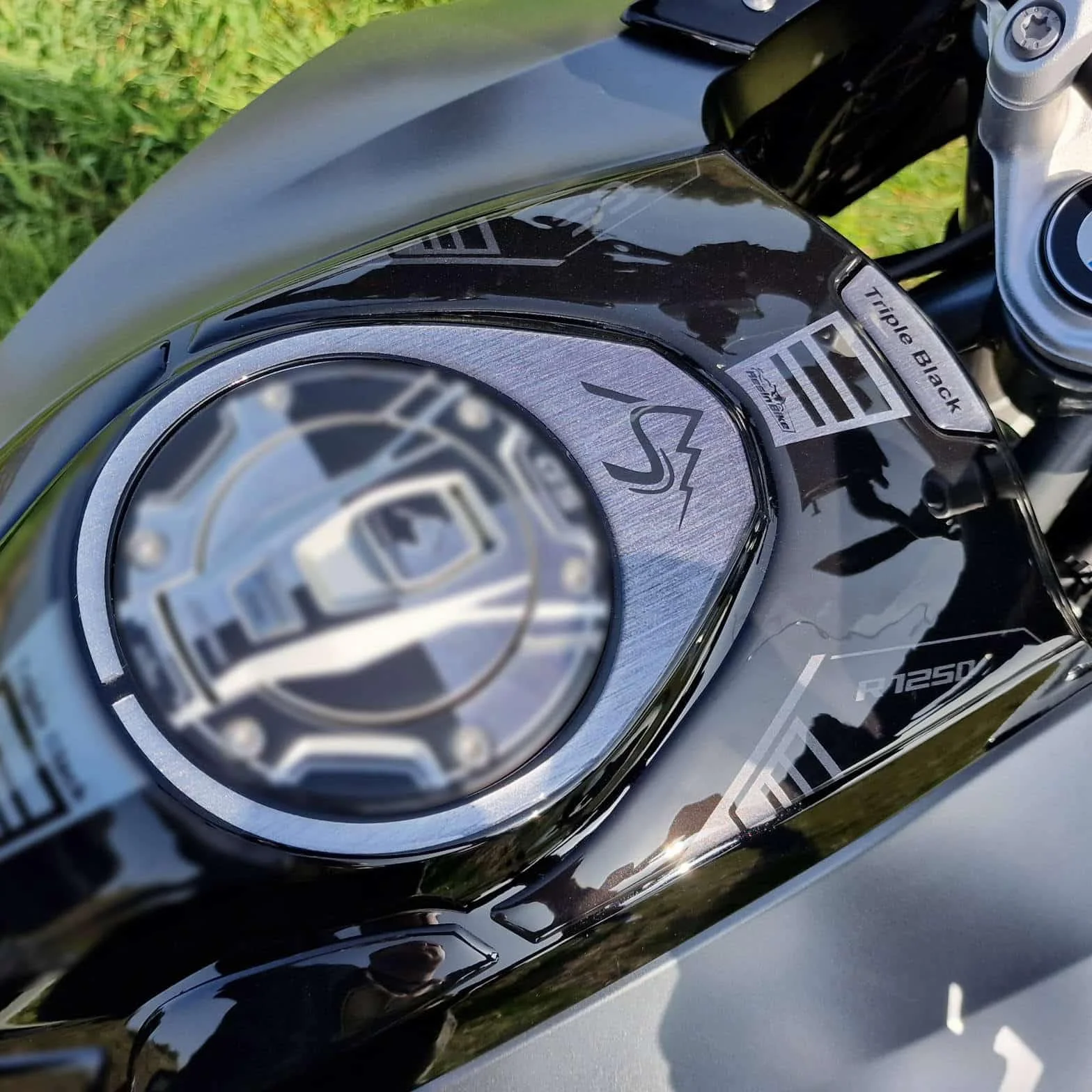Resin Bike Naklejki Motocyklowe Kompatybilne z Bmw R 1250 GS Triple Black 2021-2024. Górna Osłona Zbiornika Korona Wlewu Paliwa na Uderzenia i Zarysowania. Naklejki Żywiczne Efekt 3D Made in Italy