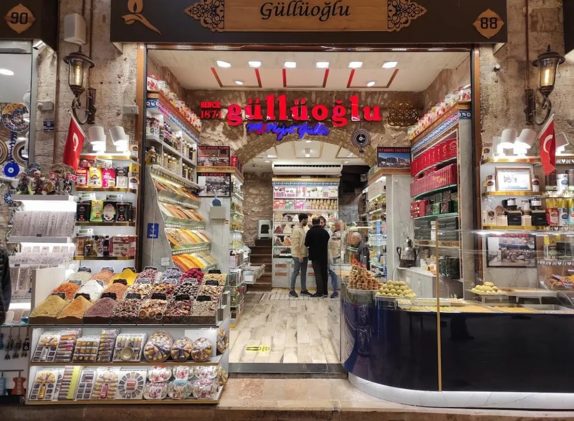 Gulluoglu Czekoladowa pistacjowa baklava, 28 sztuk (1000 gr), codzienna świeża wysyłka ze Stambułu/Turcji