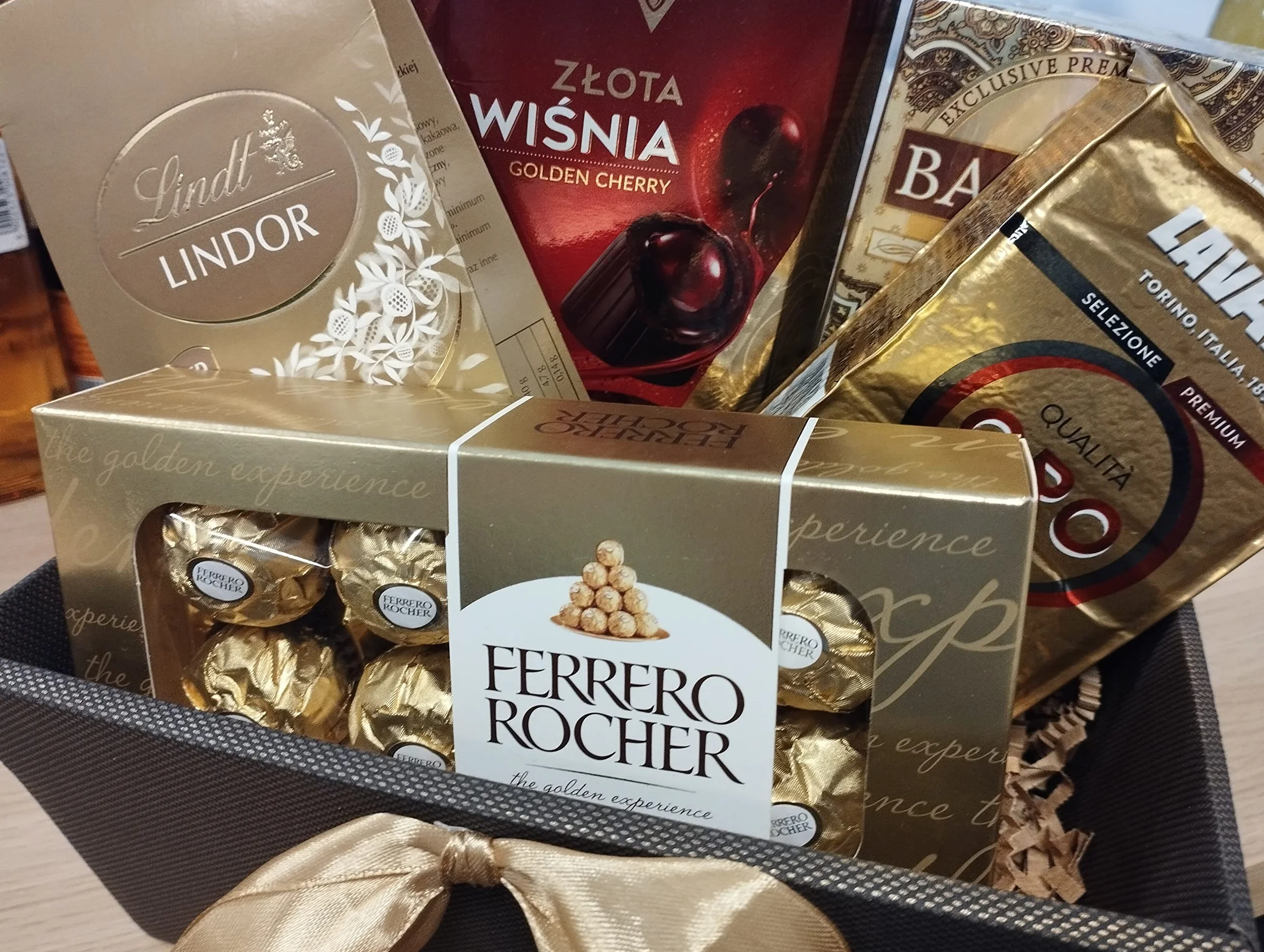 Zestaw prezentowy Golden Kollektion - 5 różnych produktów - 3 pudełka czekolady, ekskluzywna kawa Lavazza i czarna herbata cejlońska Basilur - Ferrero Rocher - dla kobiety - dla mężczyzny