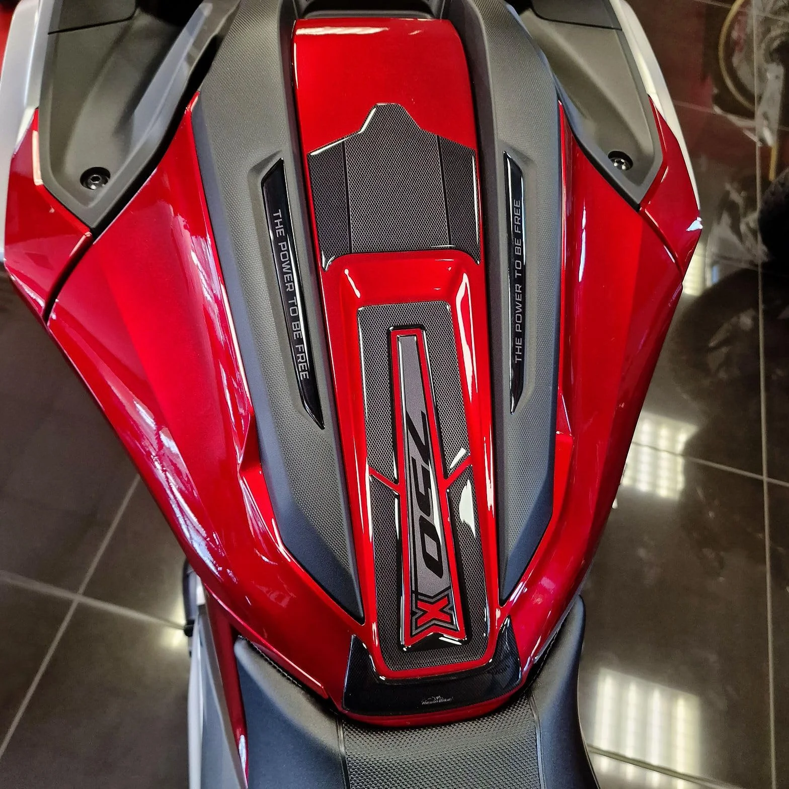 Resin Bike Naklejki Moto kompatybilne z Honda NC750X 2021-2026. Chronią Podkładka zbiornika przed uderzeniami i zadrapaniami. Naklejki żywiczne z efektem 3D - wyprodukowane we Włoszech