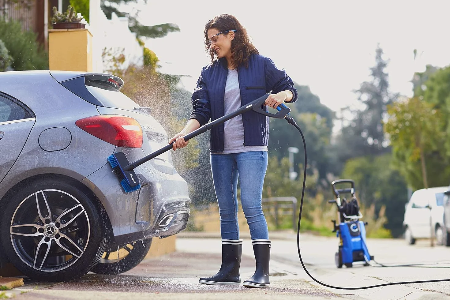 Nilfisk Zestaw do Czyszczenia Samochodu 4 w 1 – Pianownica Super Foam + szczotka + AutoNozzle + dysza podwozia – Akcesoria do myjki ciśnieniowej