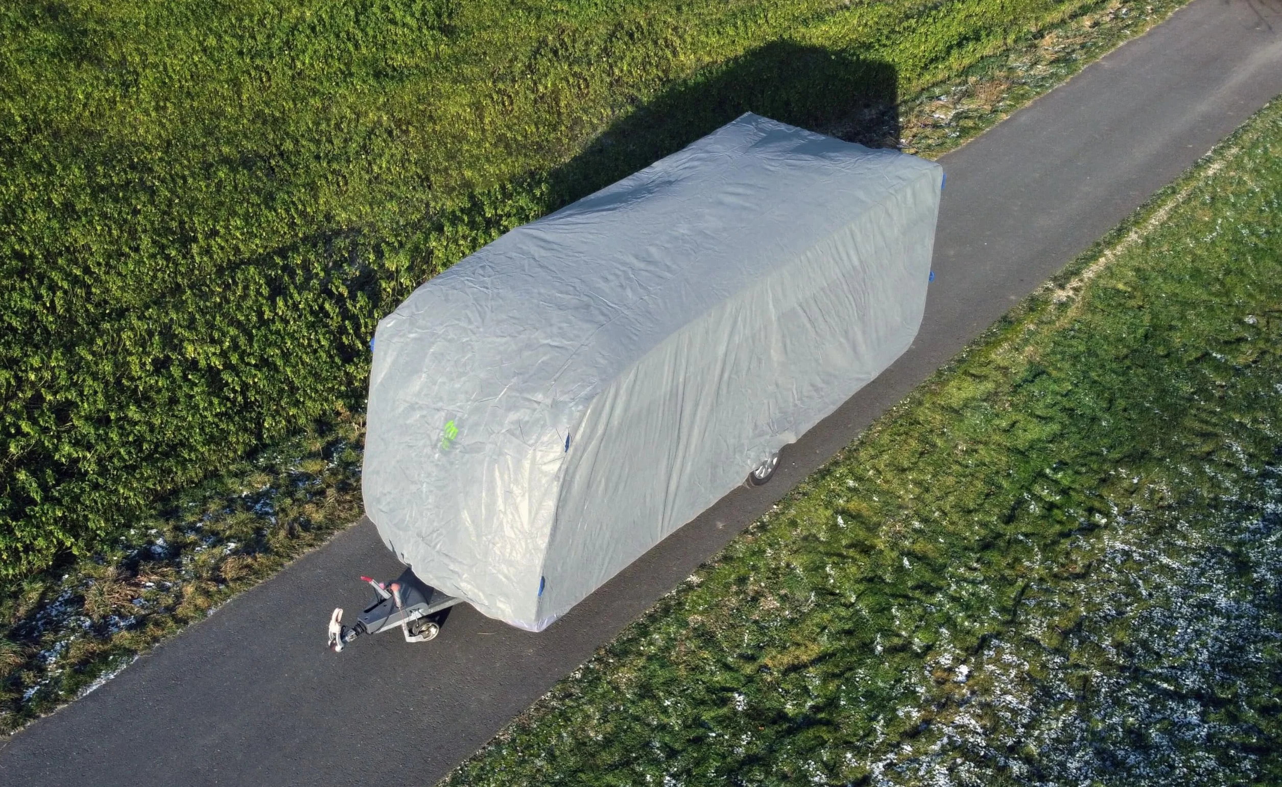 GreenYard® Pokrowiec na przyczepę kempingową lub kamper | Rozmiar M 550 x 250 x 220 cm | Osłona kempingowa | Ochrona przed kurzem i wilgocią | Oddychający | Trwały