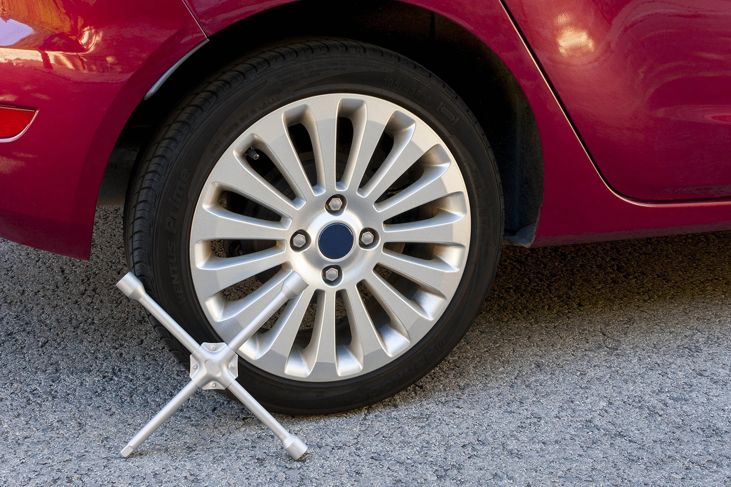 Motorkit Stały klucz krzyżowy do wymiany kół wyprodukowany ze stali węglowej o wysokiej wytrzymałości do nakrętek 17, 19 i 21 mm. Z otworem na adapter nakrętki.
