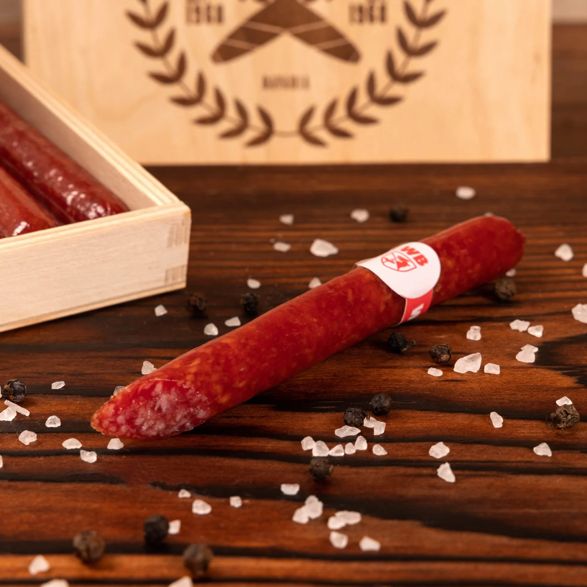 Kiełbasa cygaro z salami w drewnianym pudełku upominkowym