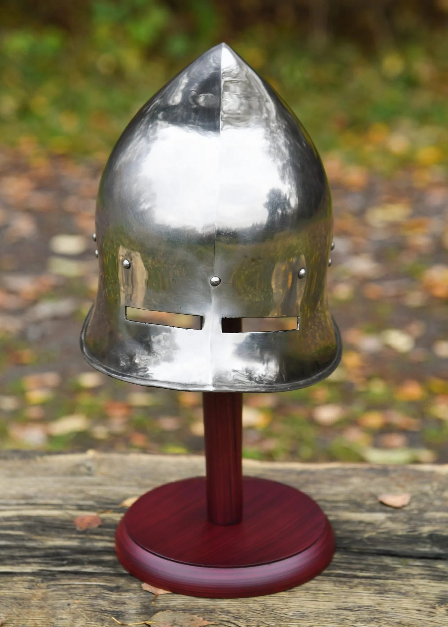 Drewniany stojak na kask z okrągłą podstawą od Battle-Merchant