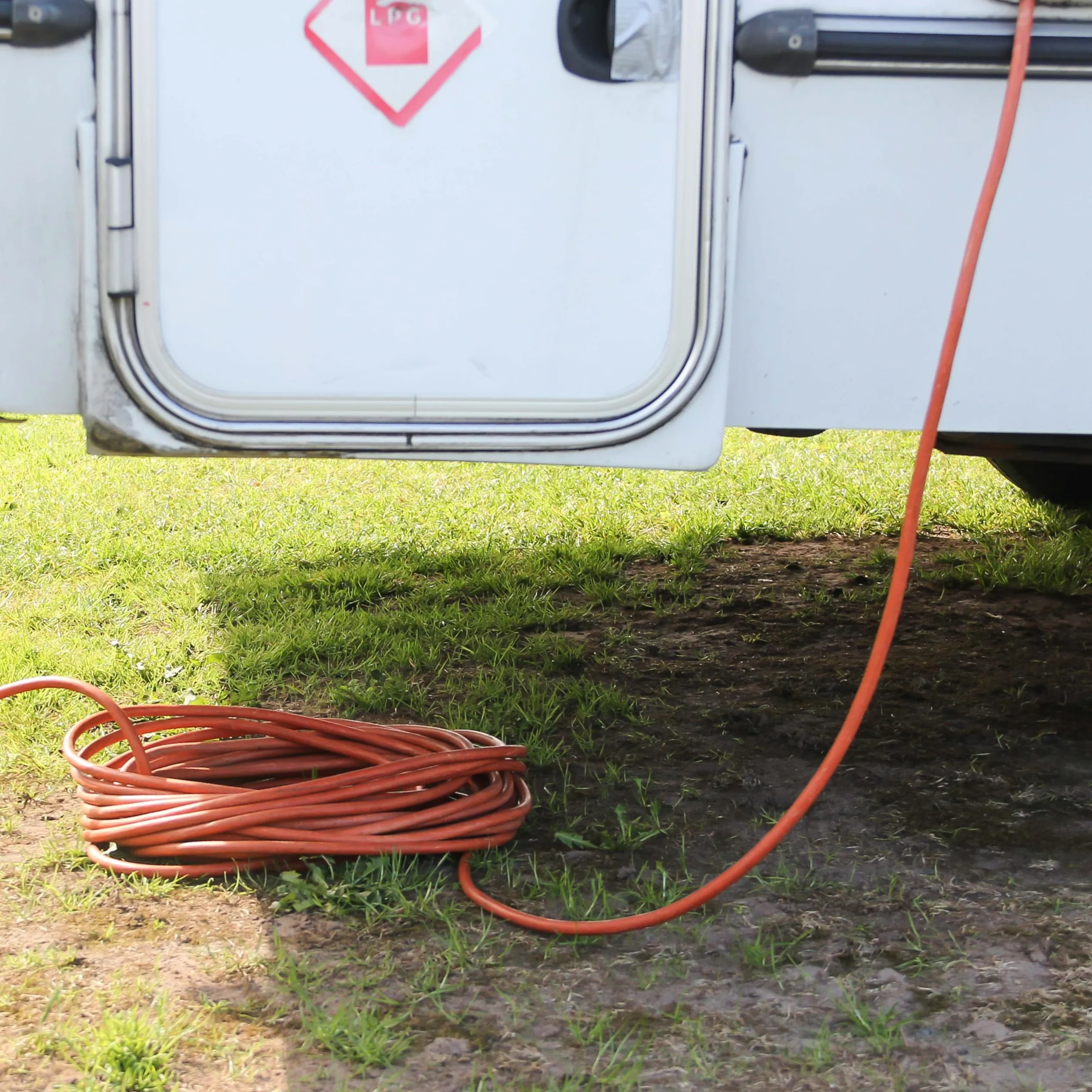 GADLANE CEE Przedłużacz 10 m, wytrzymały kabel do przyczepy kempingowej, 16 A, 240 V, dobrze widoczny w kolorze pomarańczowym, idealny do kampera (10 m)