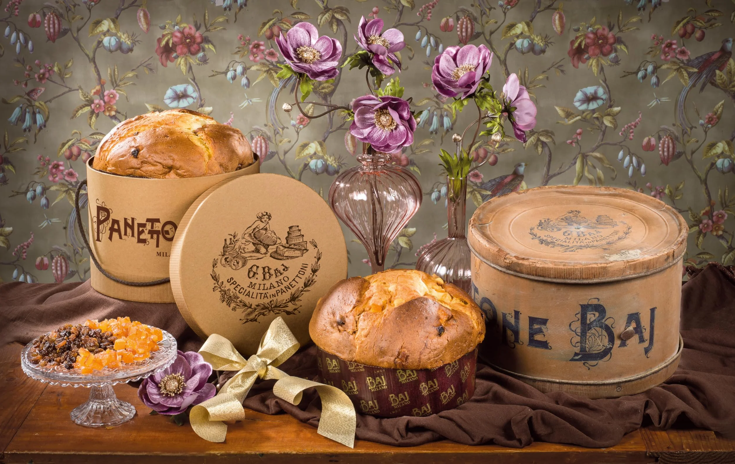 Panettone Baj Antica Milano 1 kg w XIX-wiecznym kapeluszu z książeczką historyczną