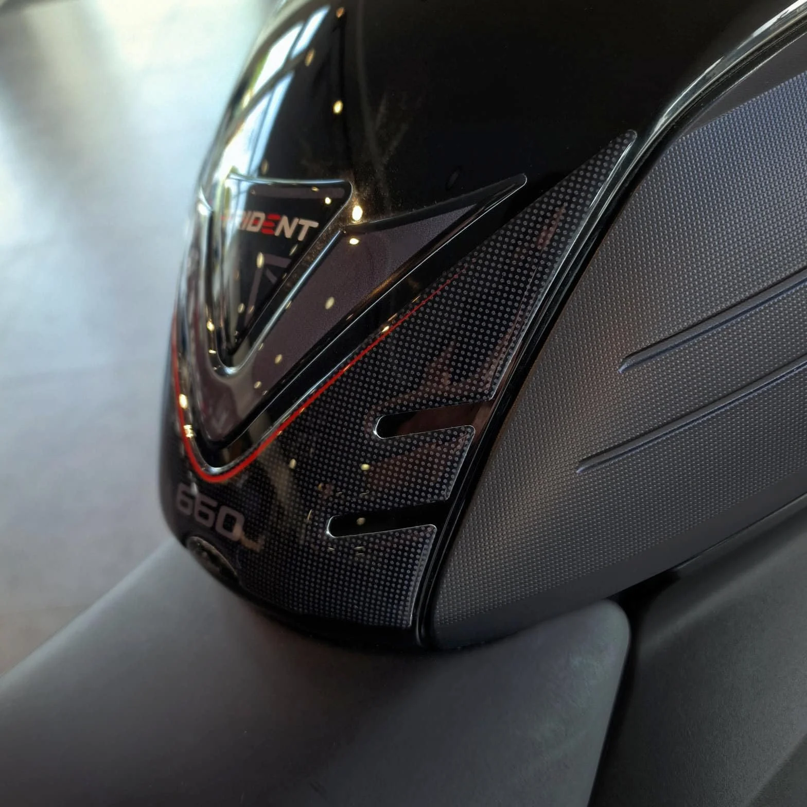 Resin Bike Naklejki Moto kompatybilne z Triumph Trident 660 2021-2025. Chronią Podkładka zbiornika przed uderzeniami i zadrapaniami. Naklejki żywiczne z efektem 3D - wyprodukowane we Włoszech