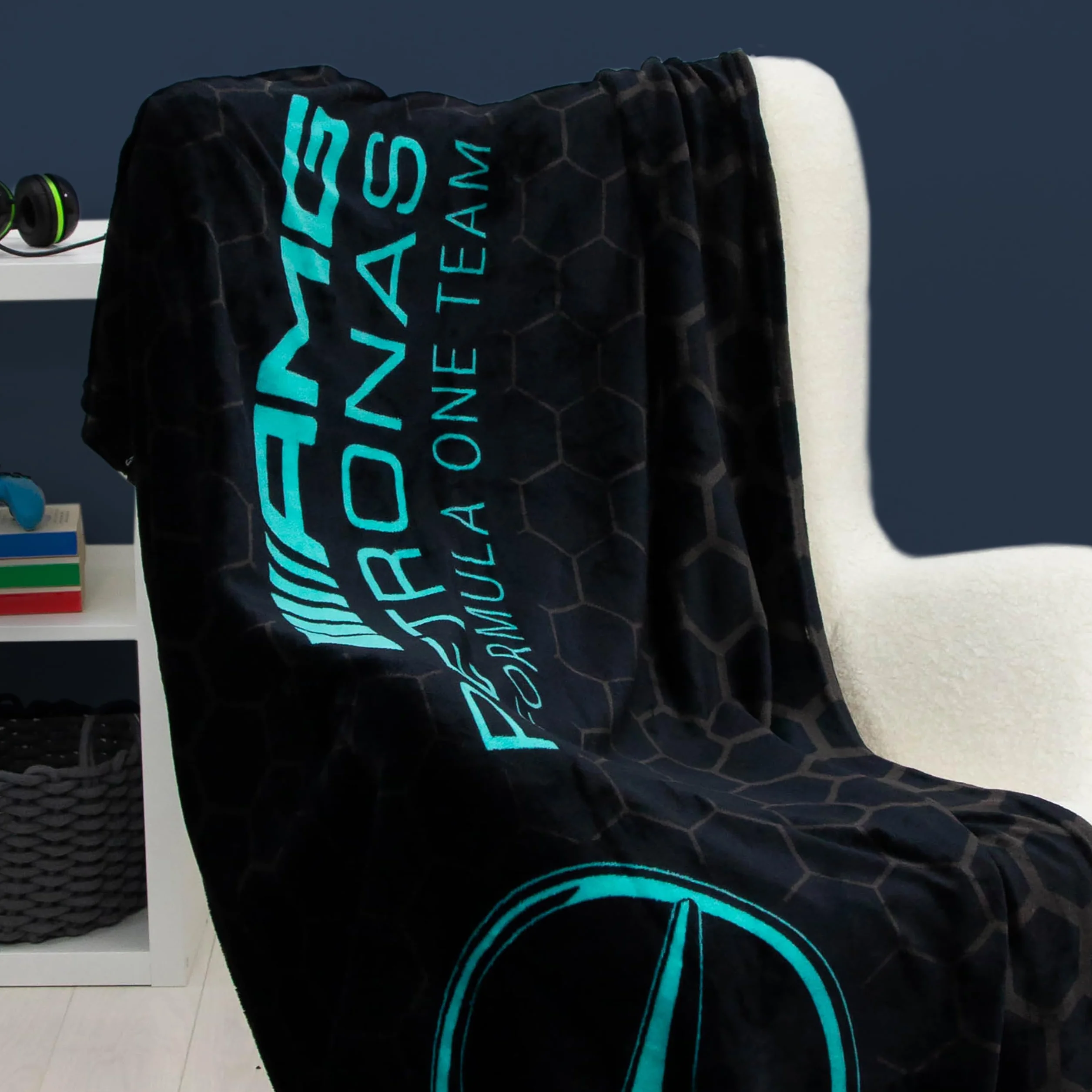 Character World Mercedes AMG Petronas oficjalny koc polarowy, super miękki, ciepły, czarny, wzór Stealth Formuły 1, idealny do sypialni, na kemping i nocowanie, 100 x 150 cm
