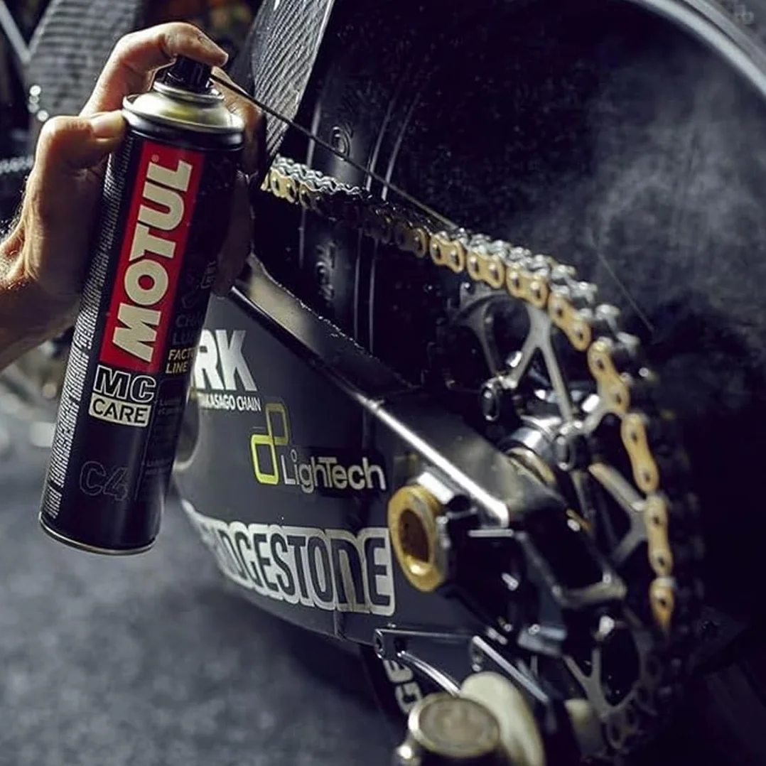 Motul C4 zestaw do czyszczenia łańcucha lubrykantu 400 ml + C1 400 ml + szczotka do czyszczenia łańcucha