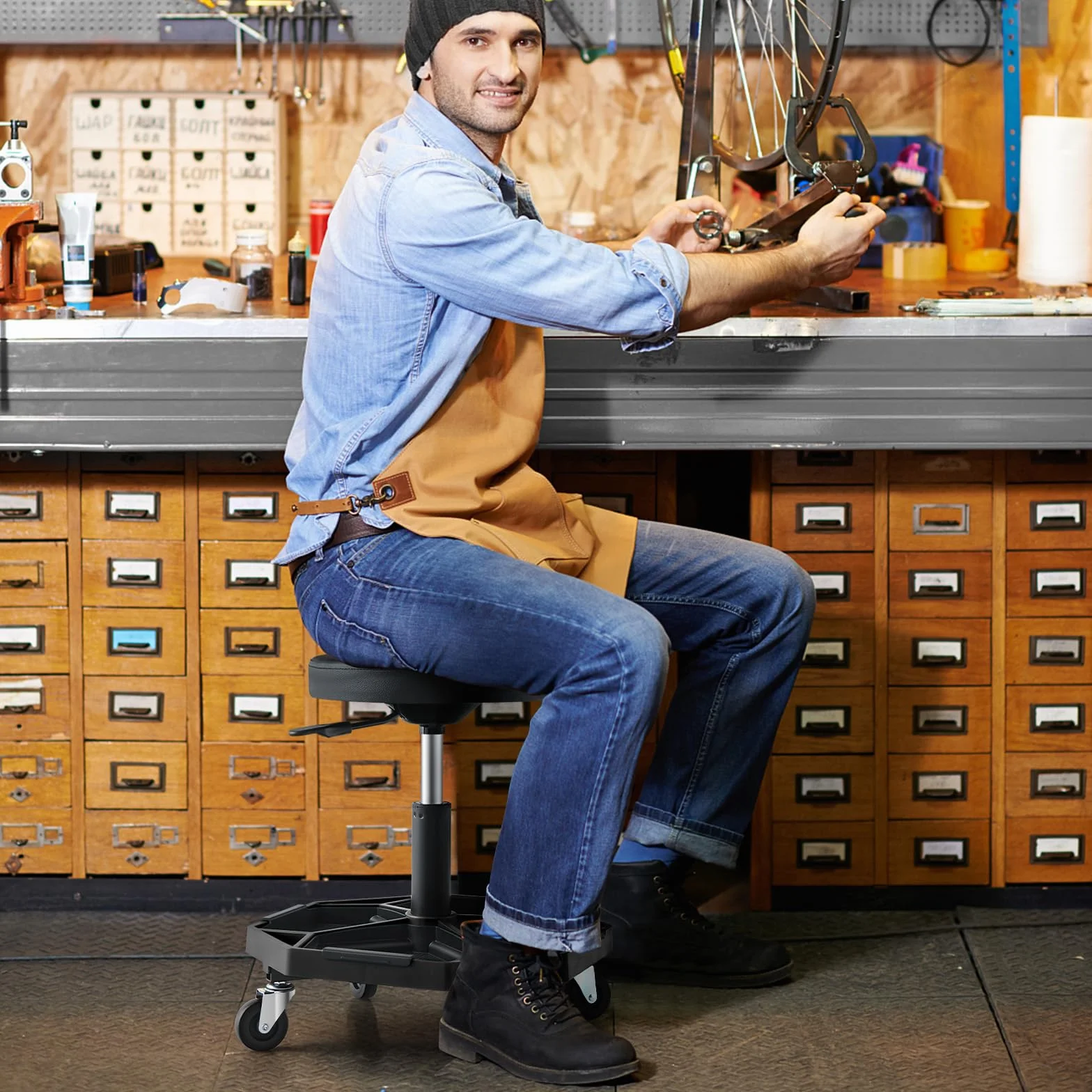 COSTWAY Taboret warsztatowy, fotel warsztatowy, siedzisko na kółkach, obciążenie 150 kg, regulacja wysokości 41-55 cm, siedzisko warsztatowe z półką i 4 kółkami, taboret roboczy na narzędzia