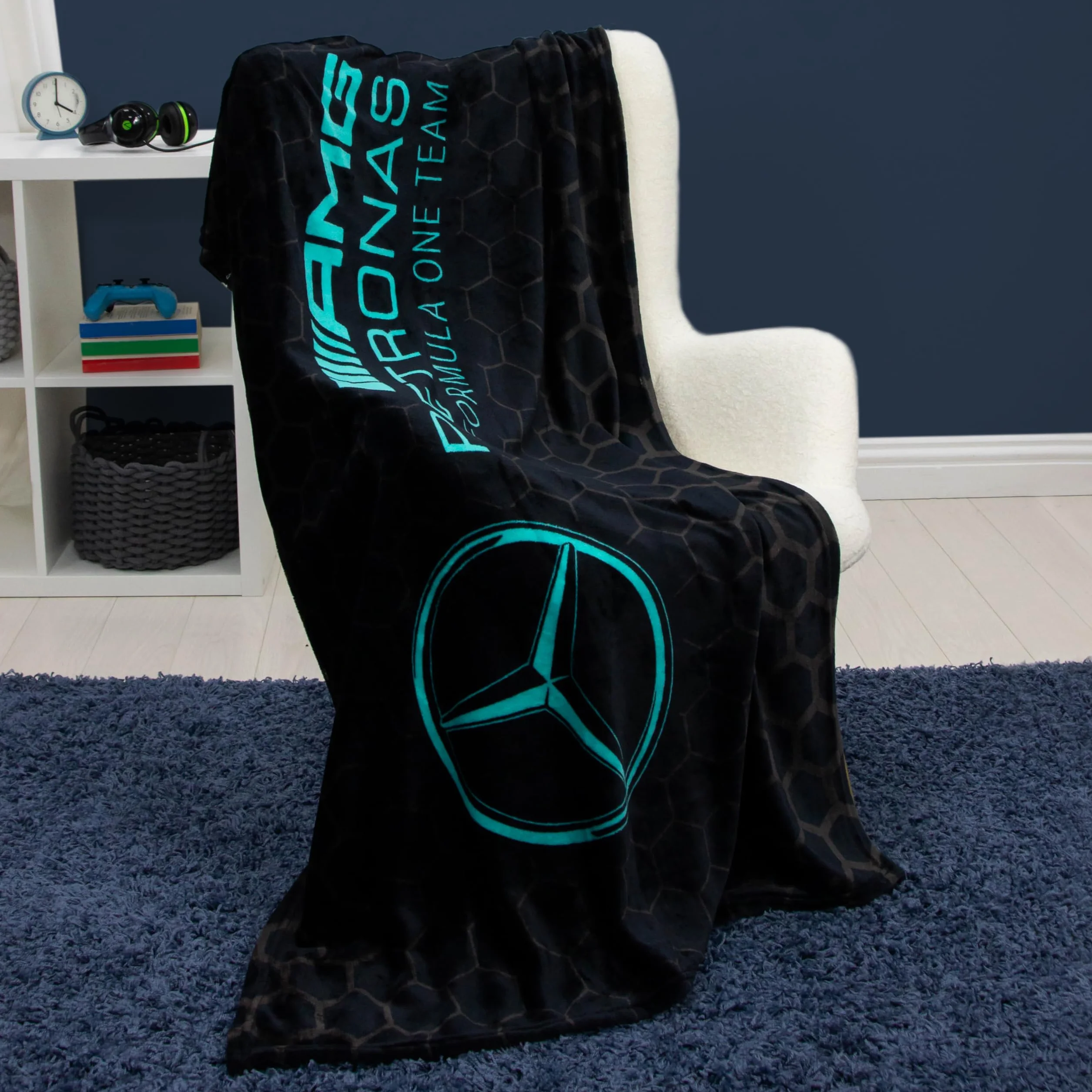 Character World Mercedes AMG Petronas oficjalny koc polarowy, super miękki, ciepły, czarny, wzór Stealth Formuły 1, idealny do sypialni, na kemping i nocowanie, 100 x 150 cm