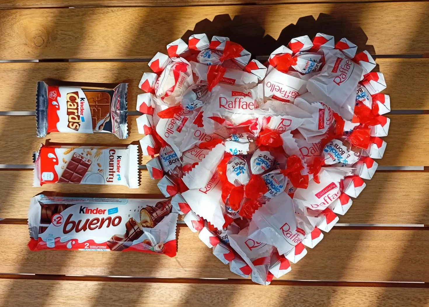 Tort z kinder czekoladek w kształcie serca wyłełniony cukierkami Kinder Bueno, Schoko Bons, Kinder Cards, Kinder Country i Raffaello, prezent na urodziny, Mikołaja, pod choinkę