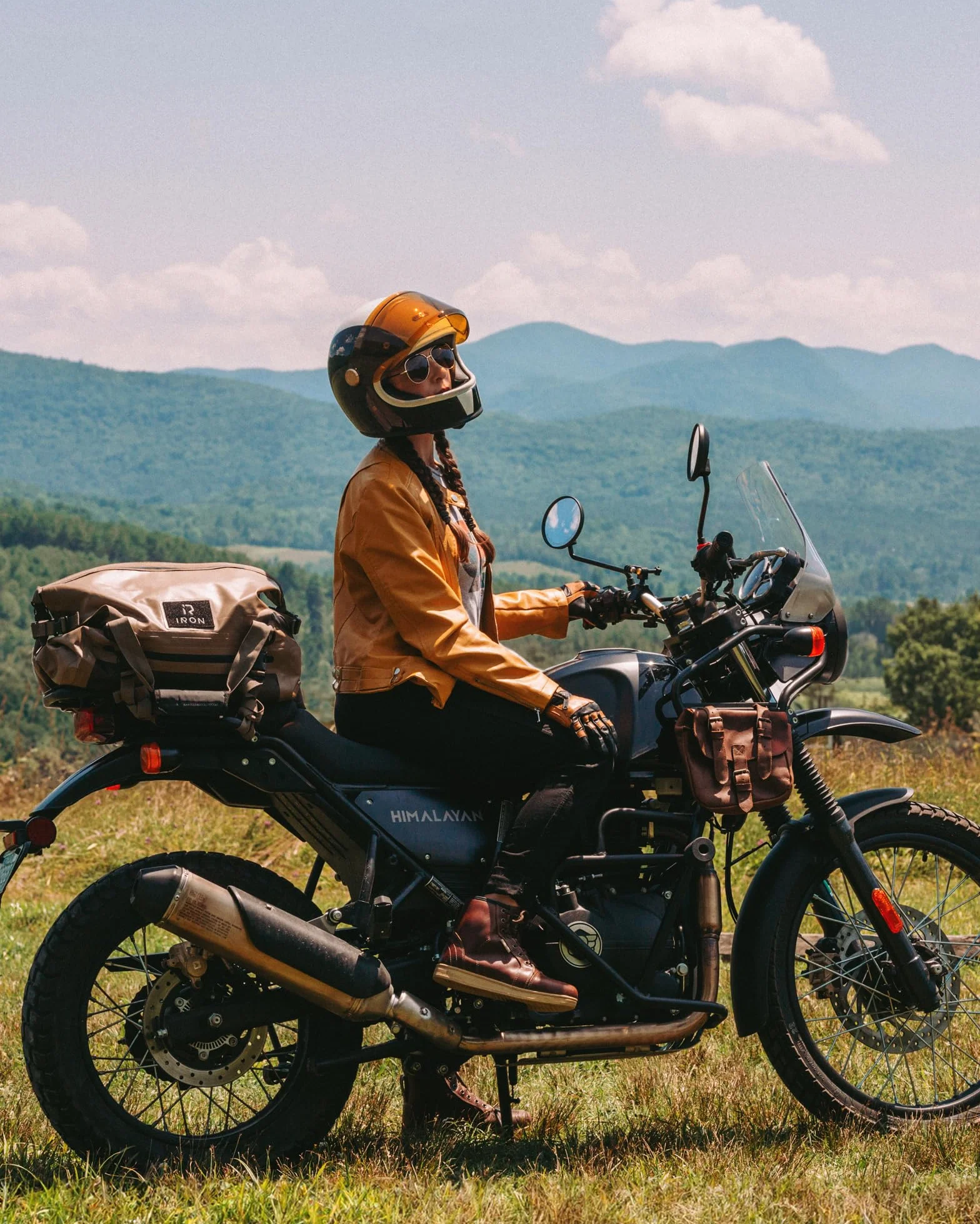 IRON JIA'S Torba motocyklowa, wodoszczelna, torba podsiodłowa i na bagażnik, z zapięciem na górze, z paskami na ramię, kieszenią wewnętrzną i kieszenią z siatki (brązowa, 70 l)