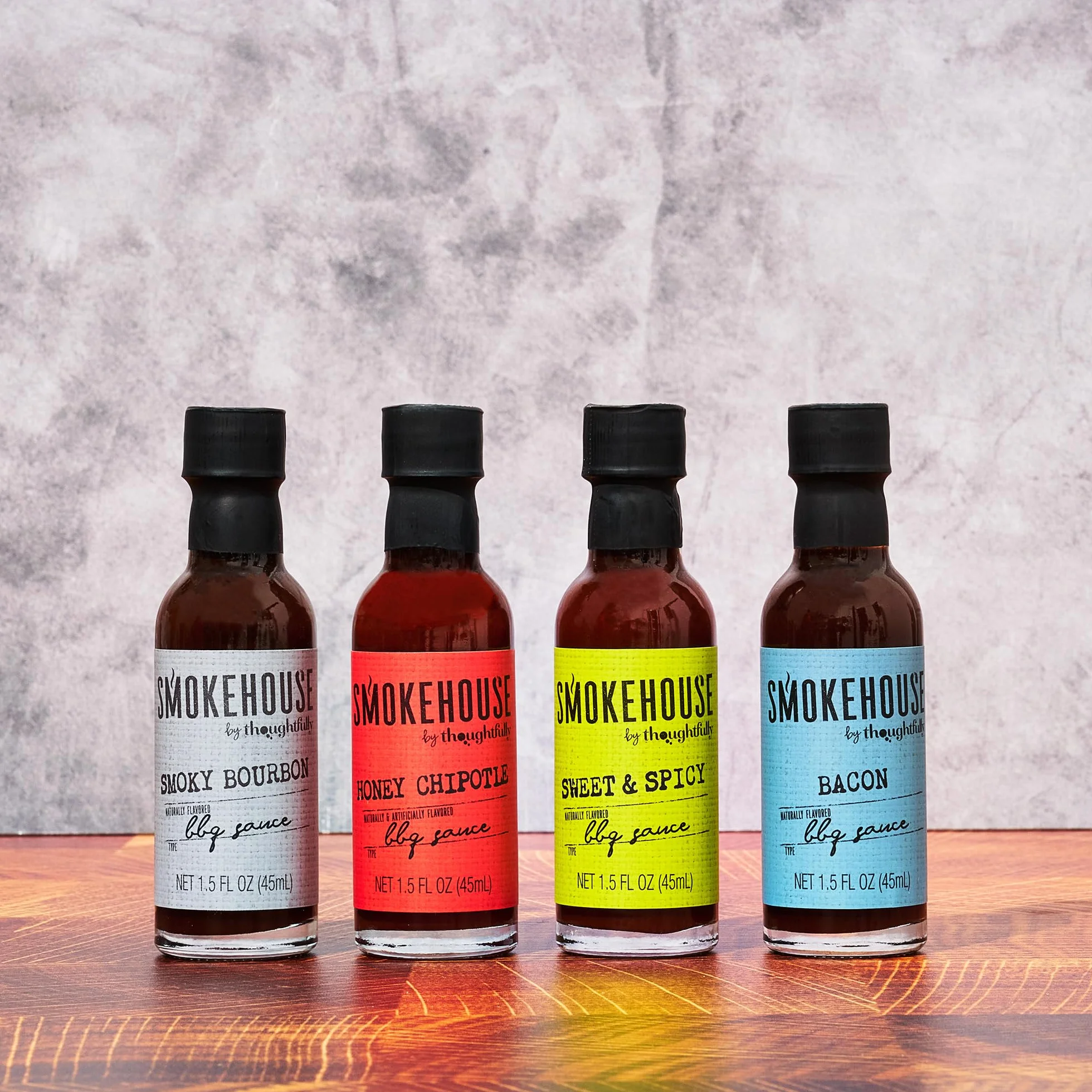 Smokehouse by Thoughtfully, zestaw próbek sosów BBQ Smokehouse Gourmet, smaki obejmują chipotle miodu, wędzony burbon, słodki i pikantny i sos BBQ z boczkiem, 4 sztuki