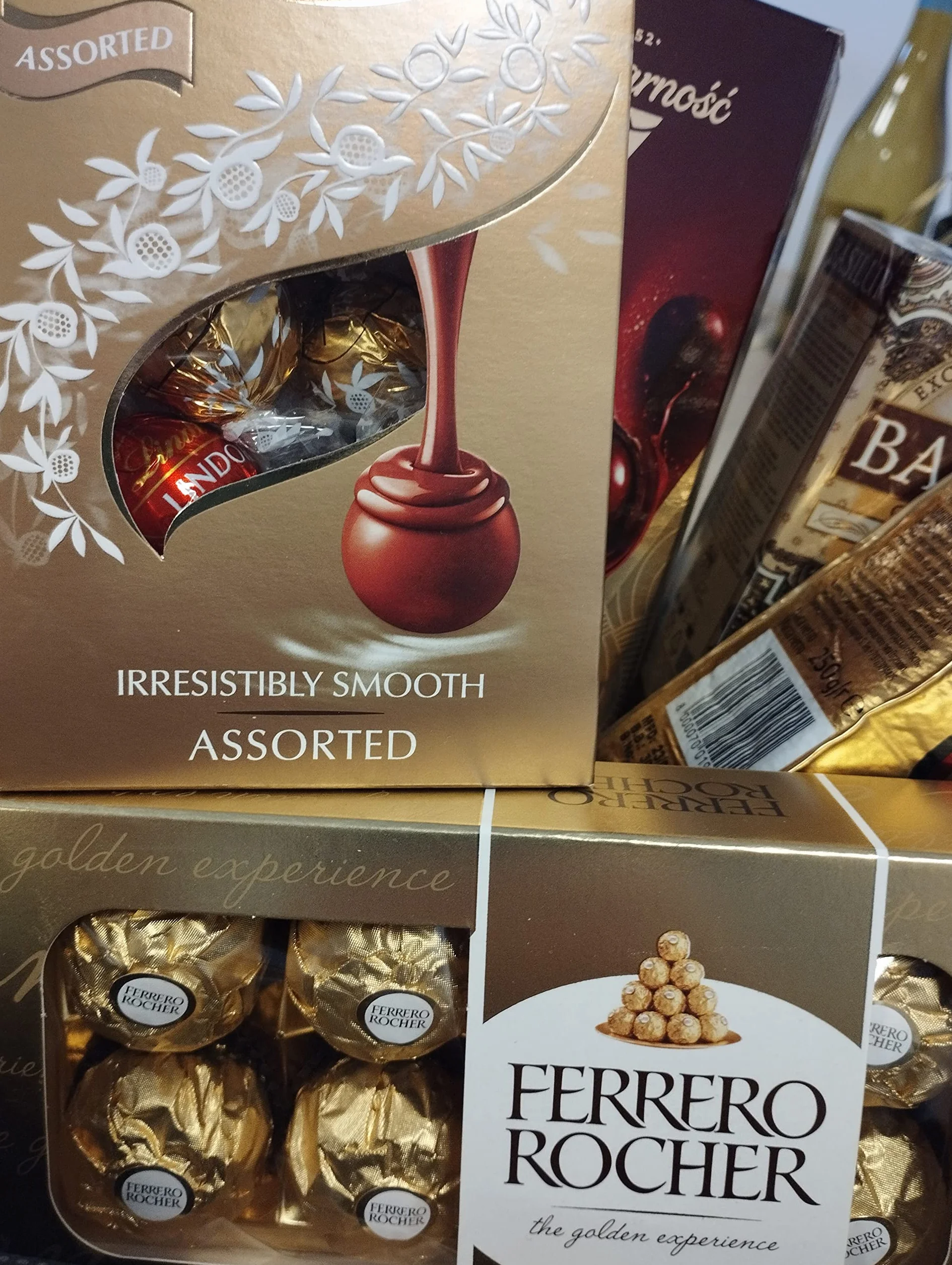 Zestaw prezentowy Golden Kollektion - 5 różnych produktów - 3 pudełka czekolady, ekskluzywna kawa Lavazza i czarna herbata cejlońska Basilur - Ferrero Rocher - dla kobiety - dla mężczyzny